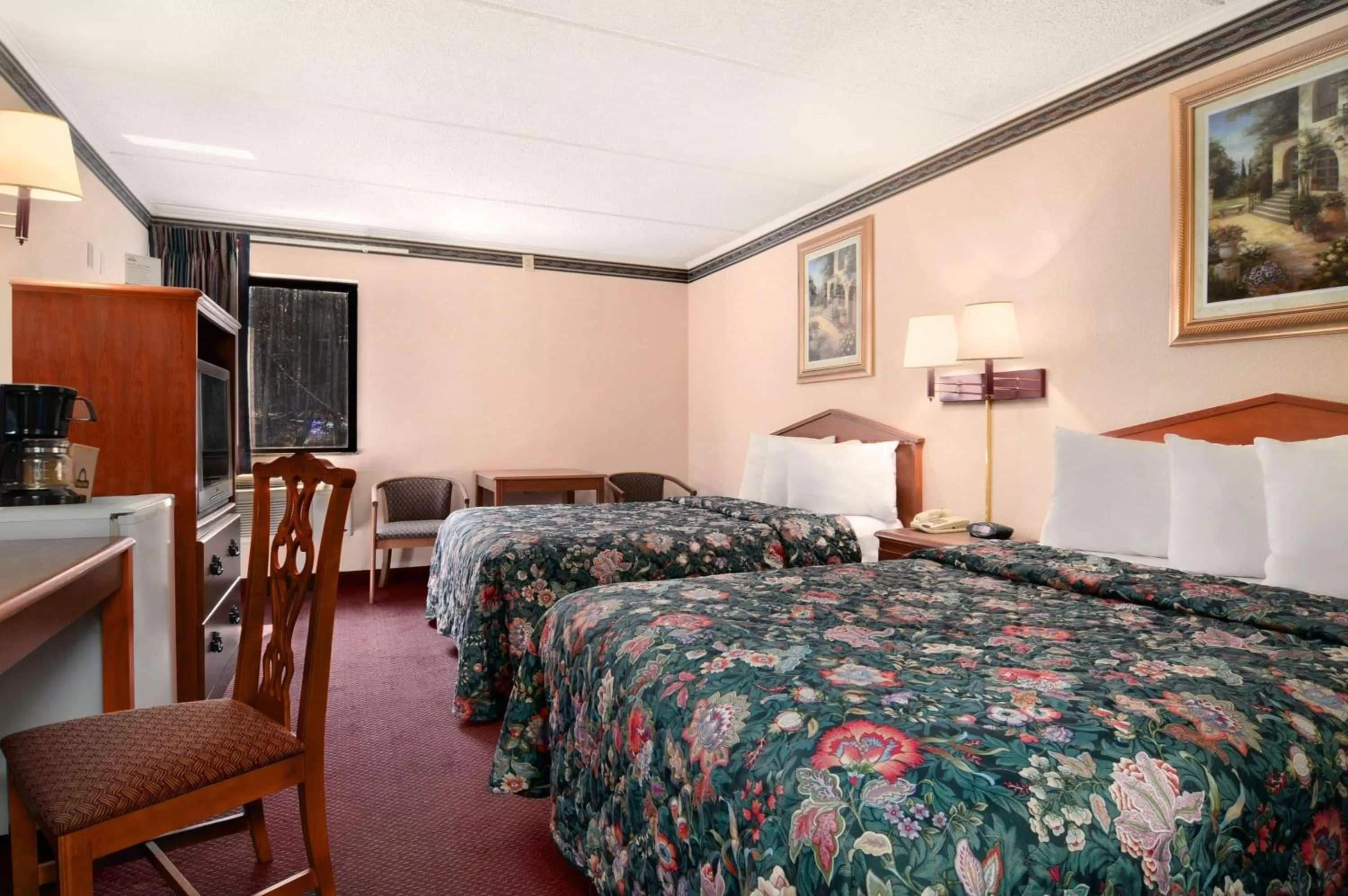 Photo of the whole room, Bed in Days Inn by Wyndham Espanola