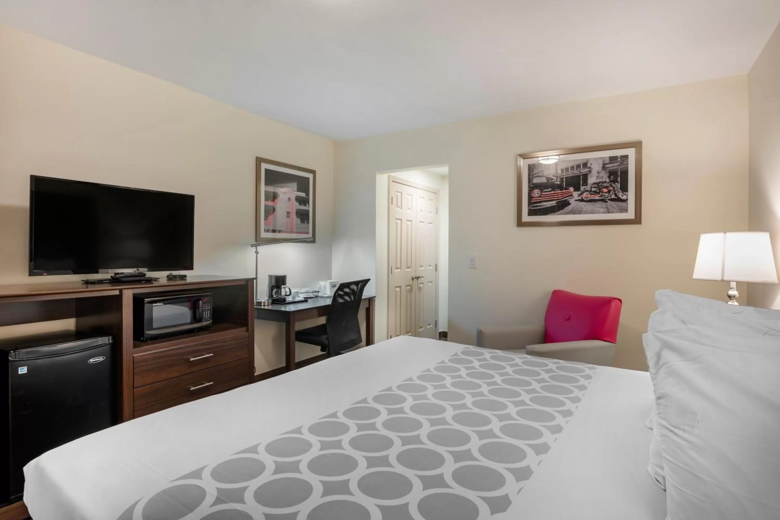 King Room - Non-Smoking in Rodeway Inn Hollywood