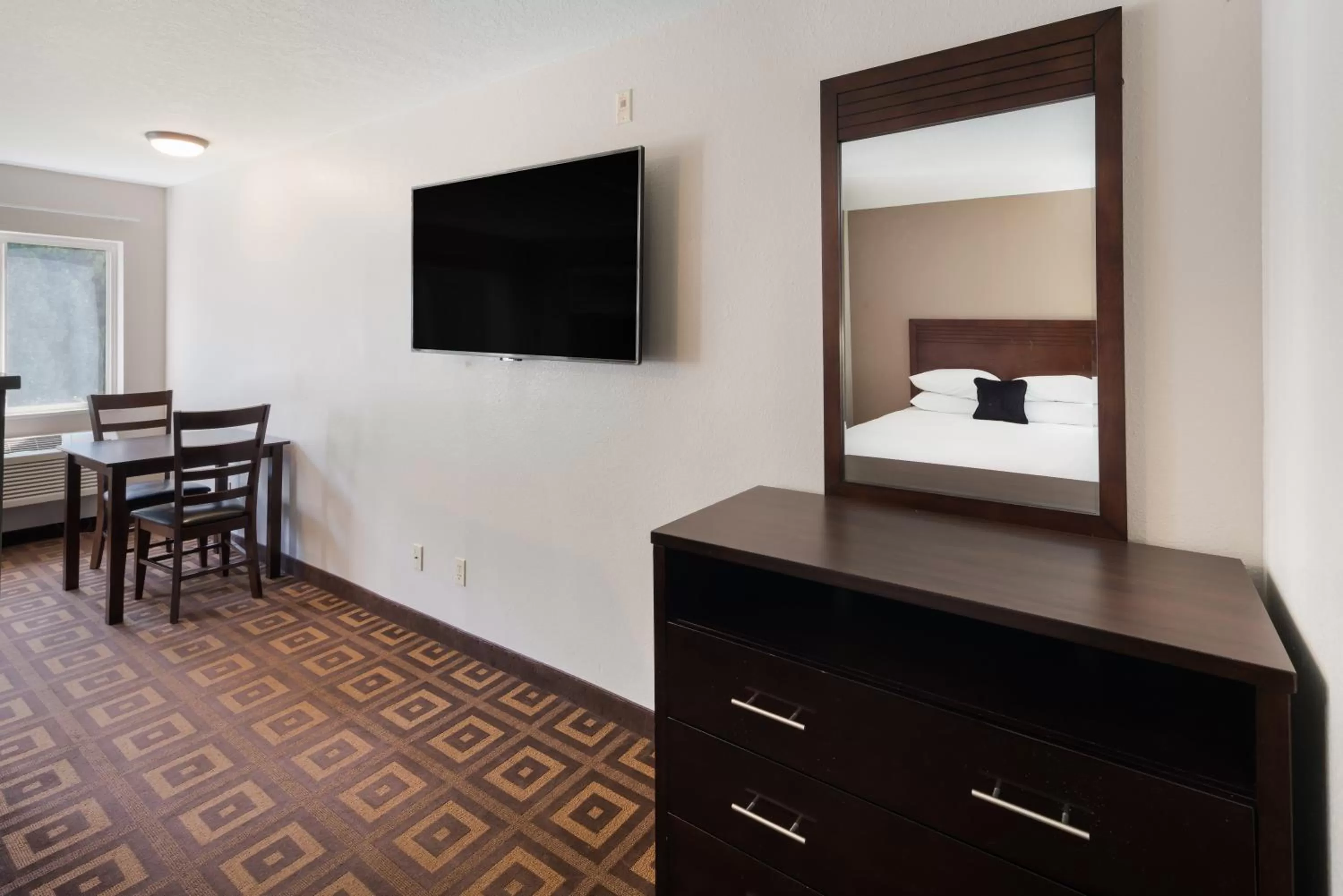 TV and multimedia, Bed in Quality Inn & Suites Kennewick Tri-Cities