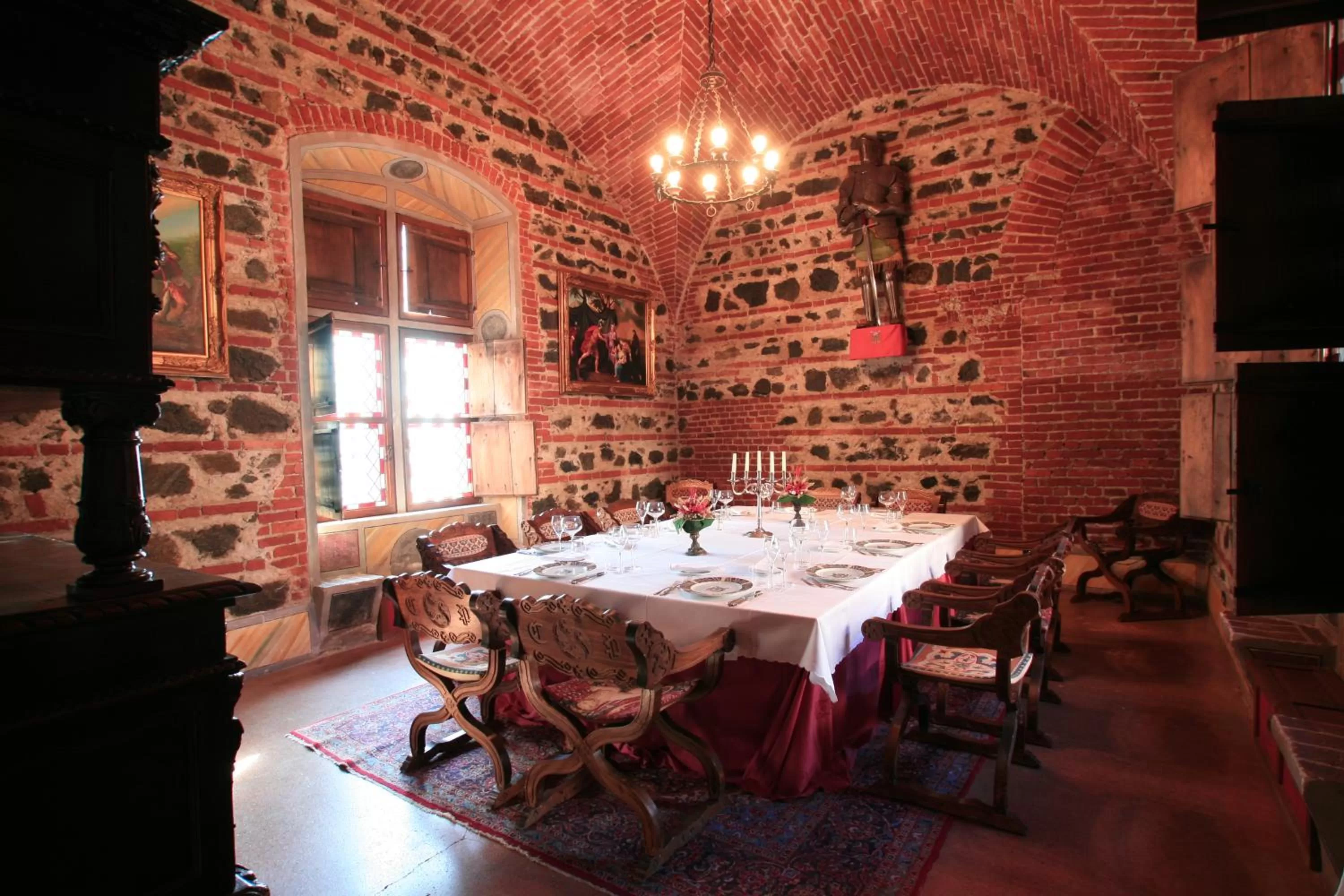 Restaurant/places to eat in Castello Di Pavone