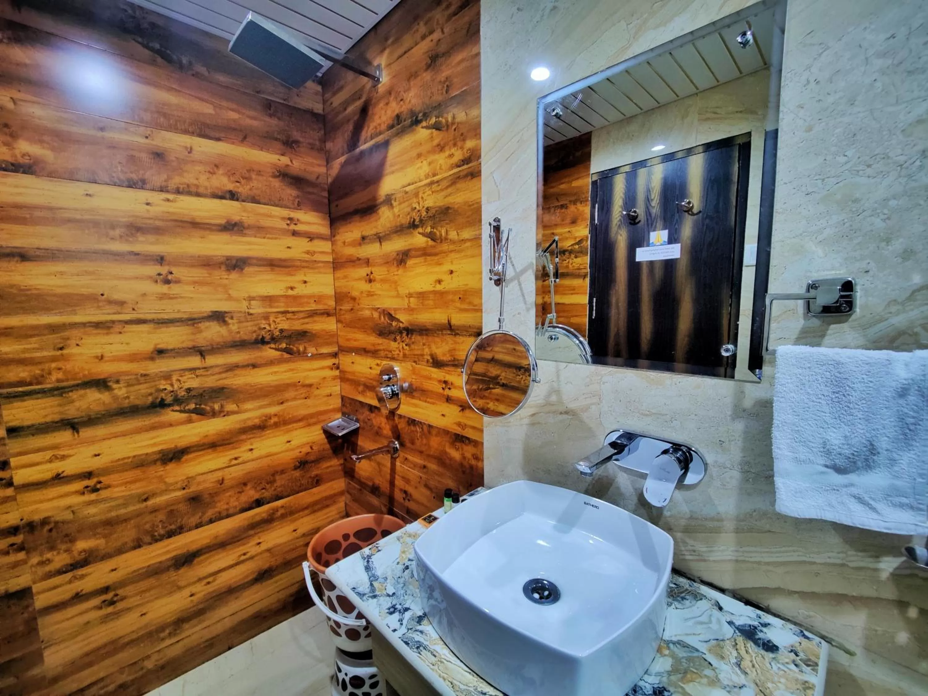 Bathroom in Auckland Hotel and Restaurant Near Mall Road