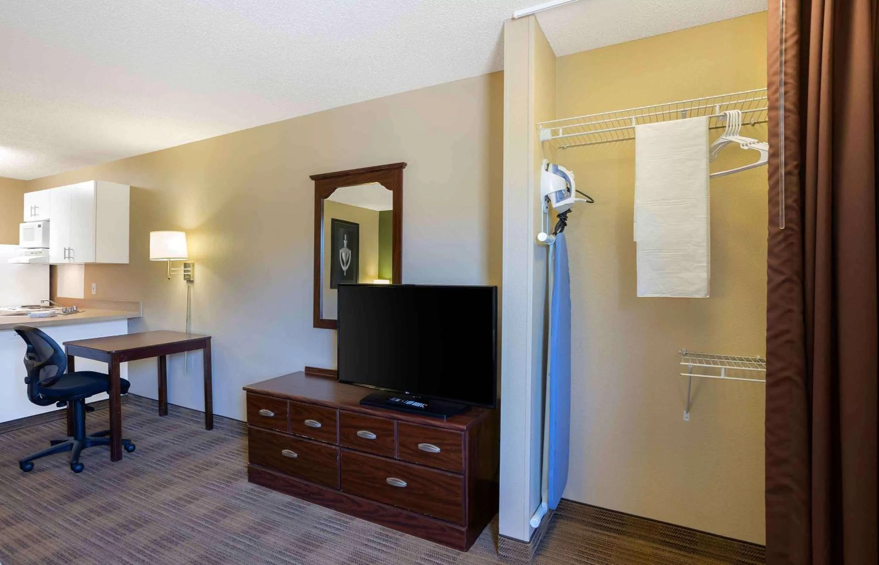 Bedroom in Extended Stay America Select Suites - Springfield - South