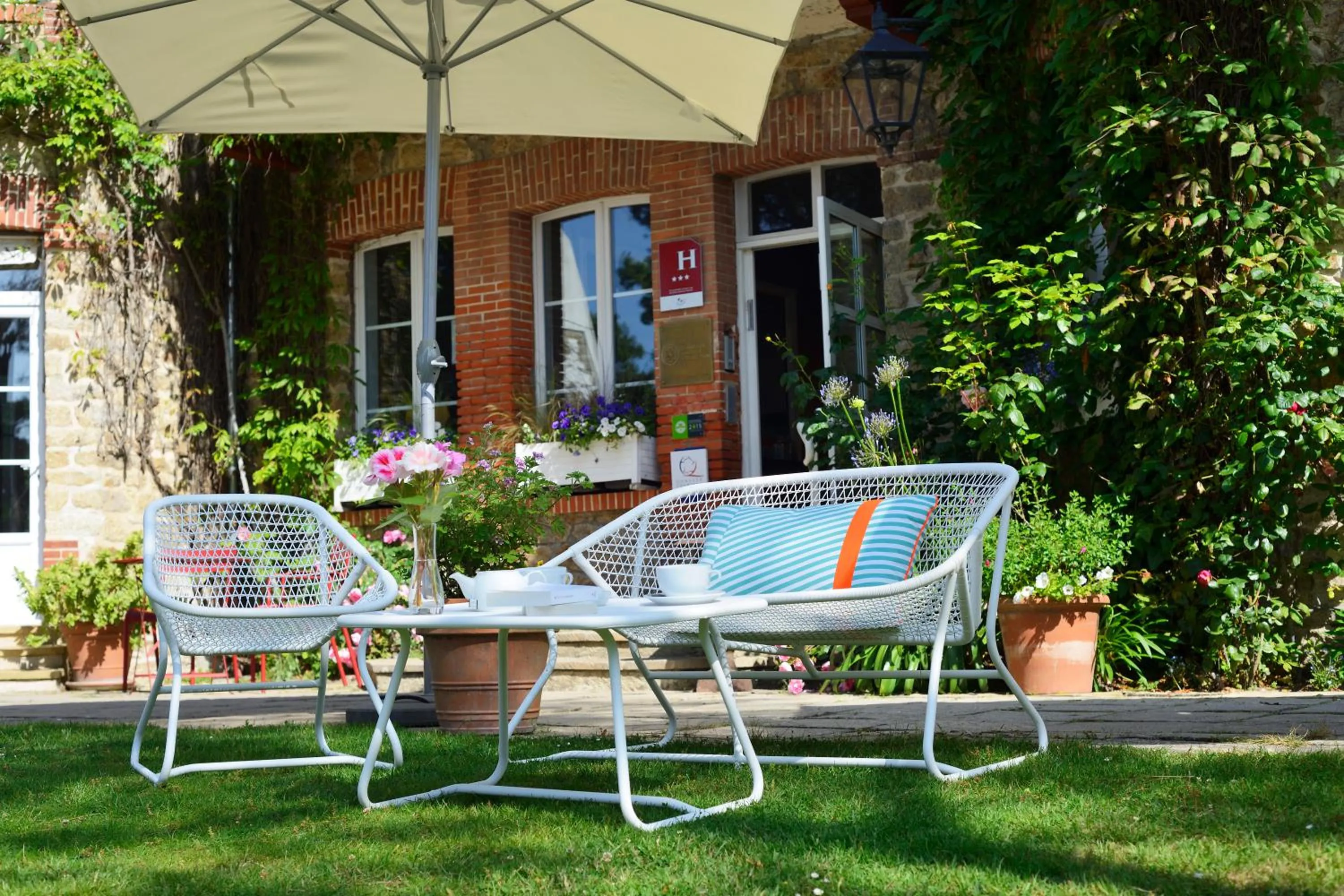 Facade/entrance in Hôtel Le Saint Christophe