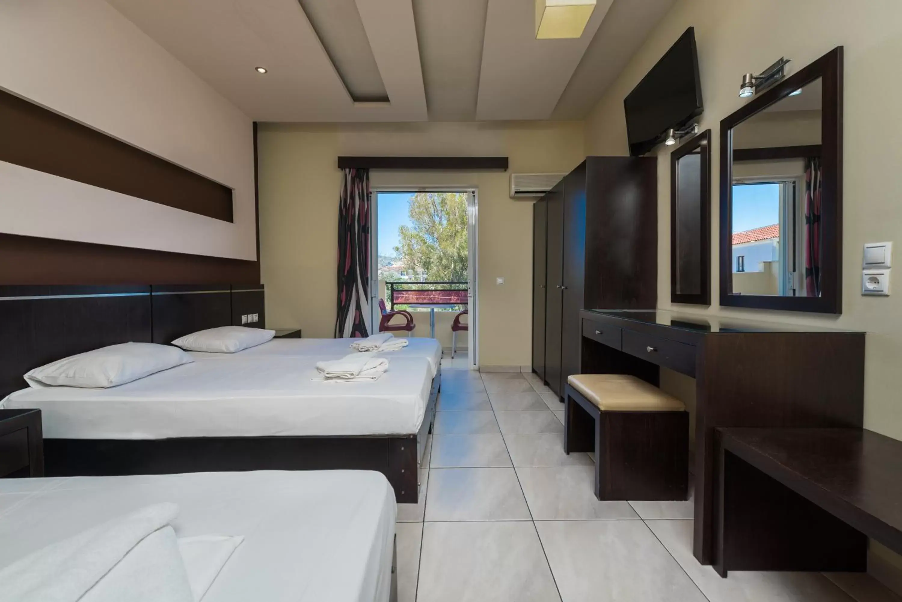 Double or Twin Room with Balcony in Canadian Hotel Double or Twin Room with Balcony in Canadian Hotel