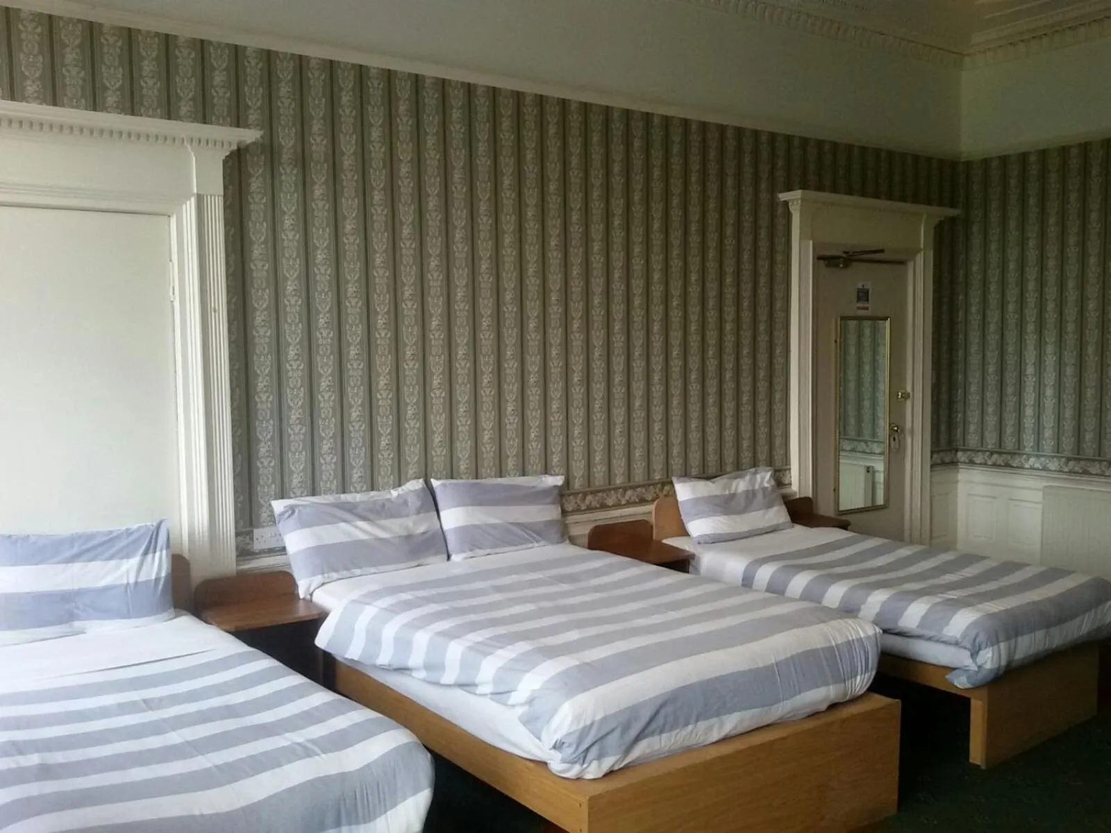 Photo of the whole room, Bed in Adelphi Hotel