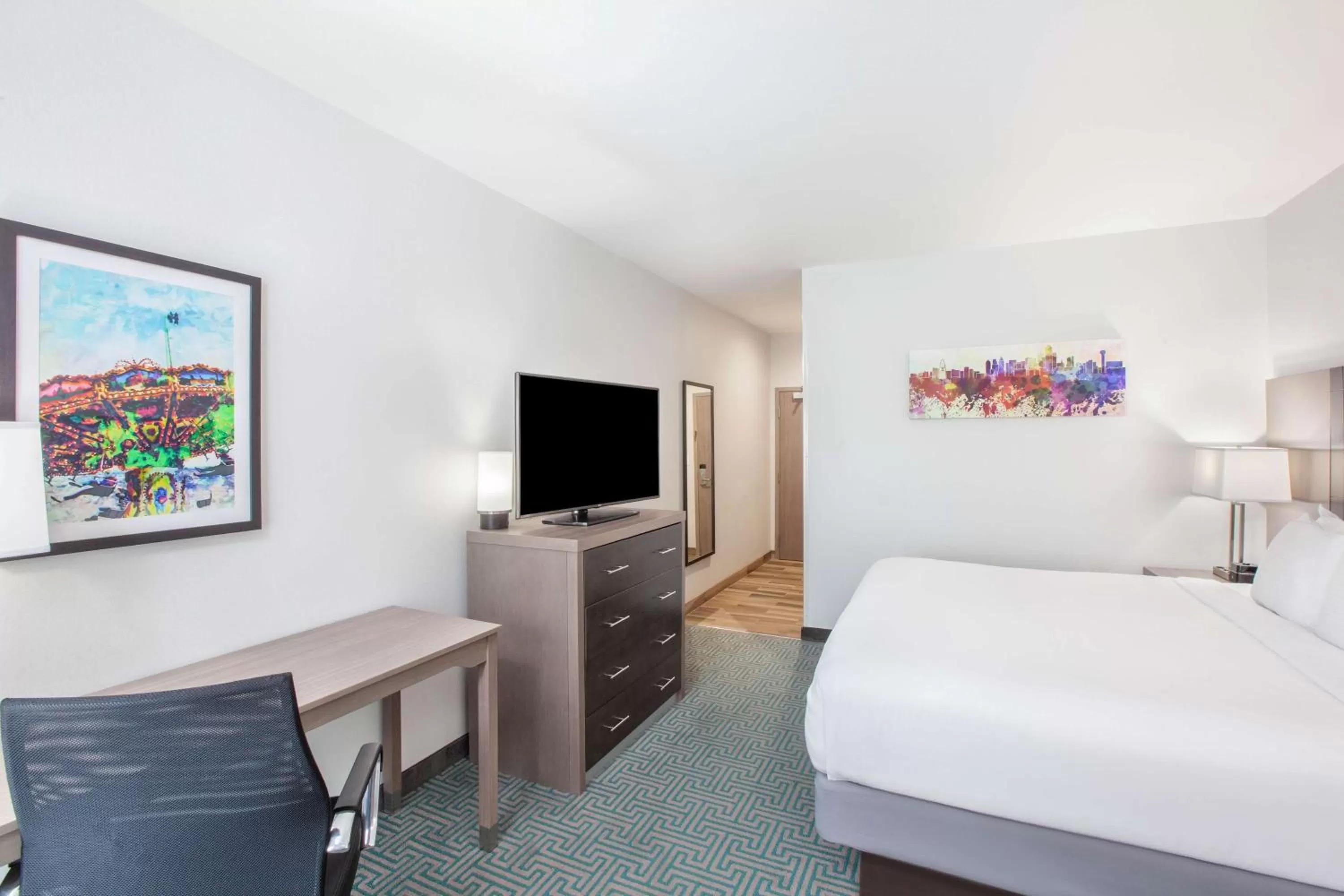 Photo of the whole room, Bed in La Quinta by Wyndham Dallas Duncanville