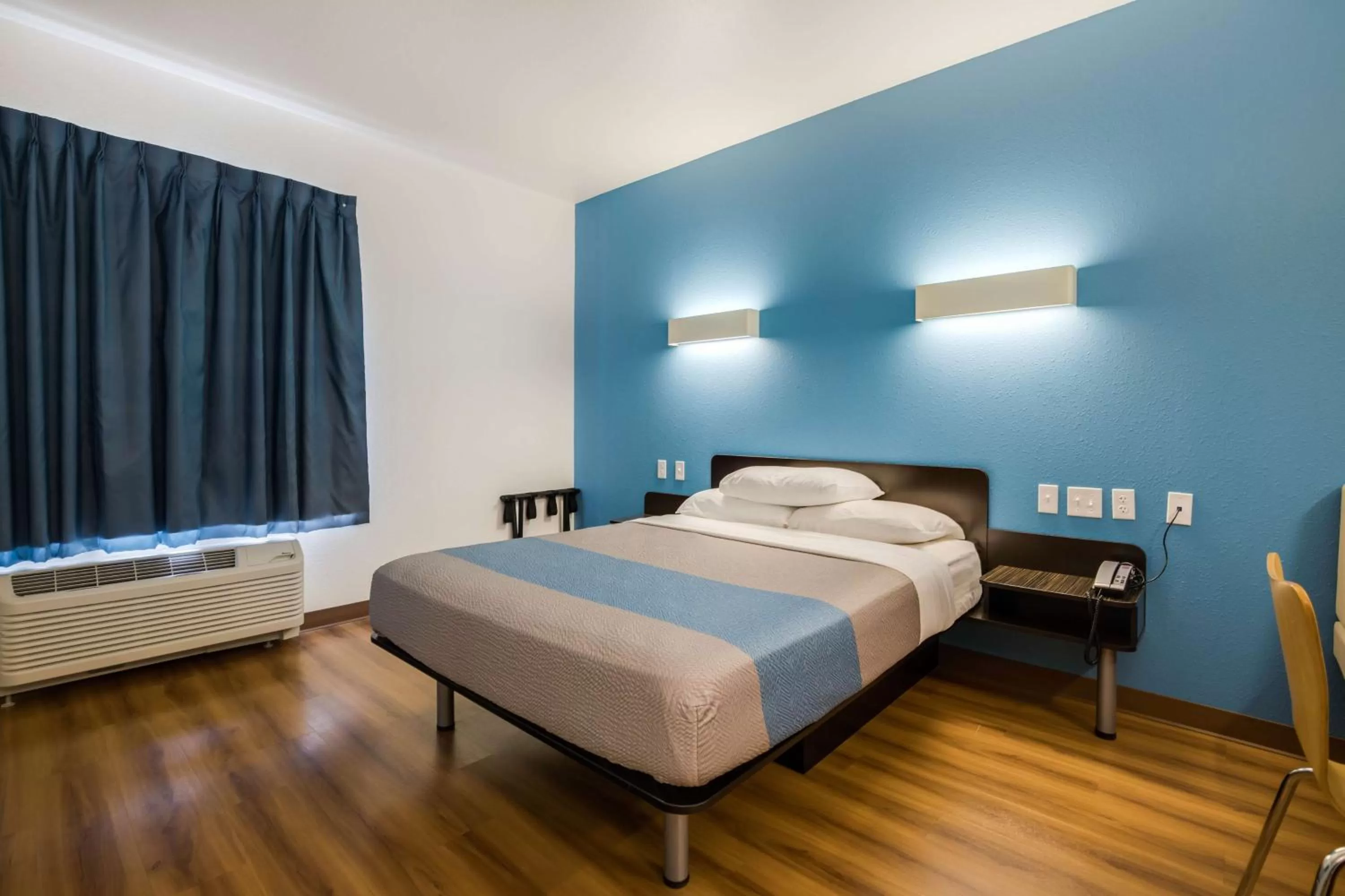 Photo of the whole room, Bed in Motel 6 Poplar Bluff, MO