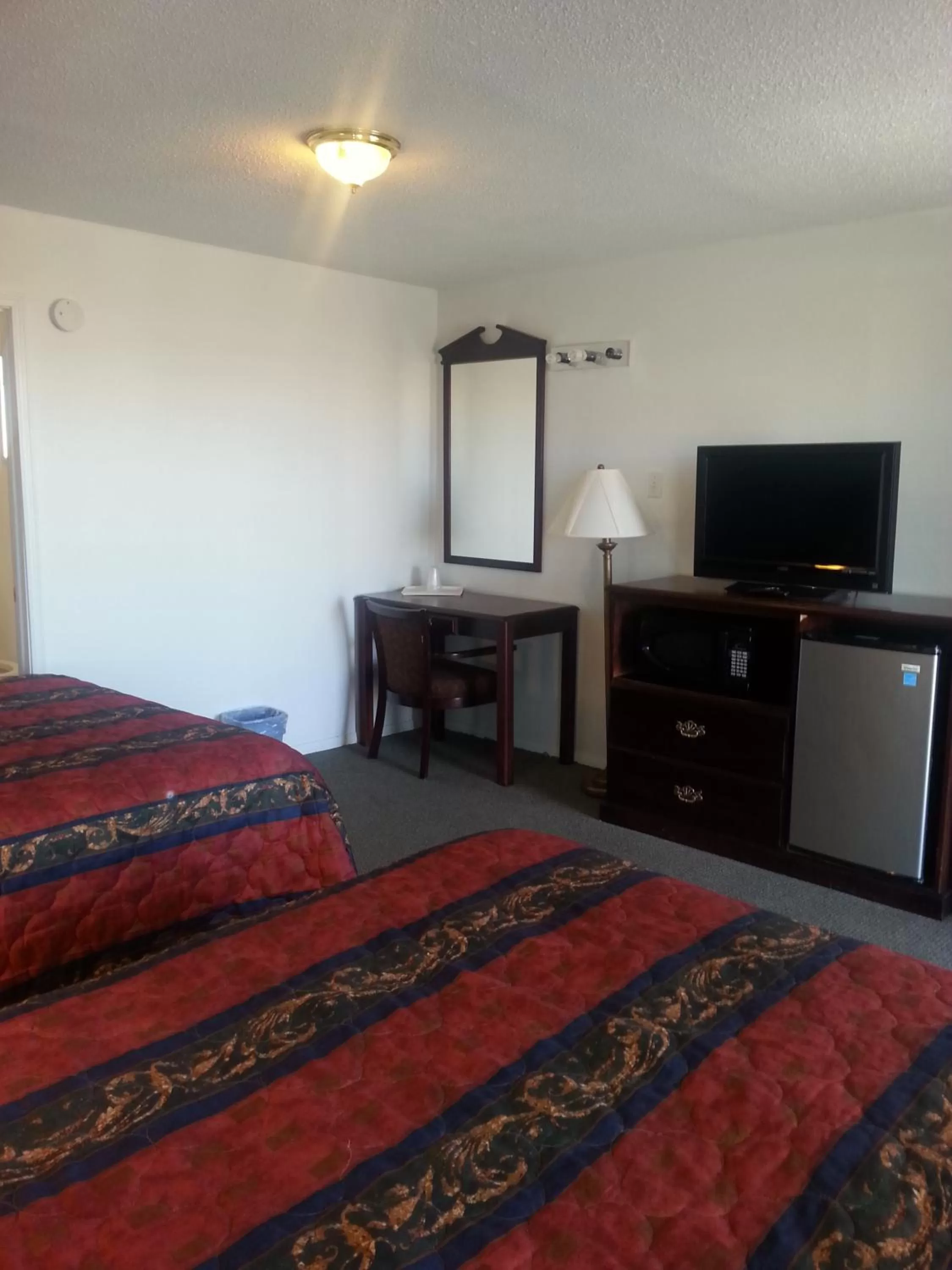 Photo of the whole room, Bed in Budget Inn