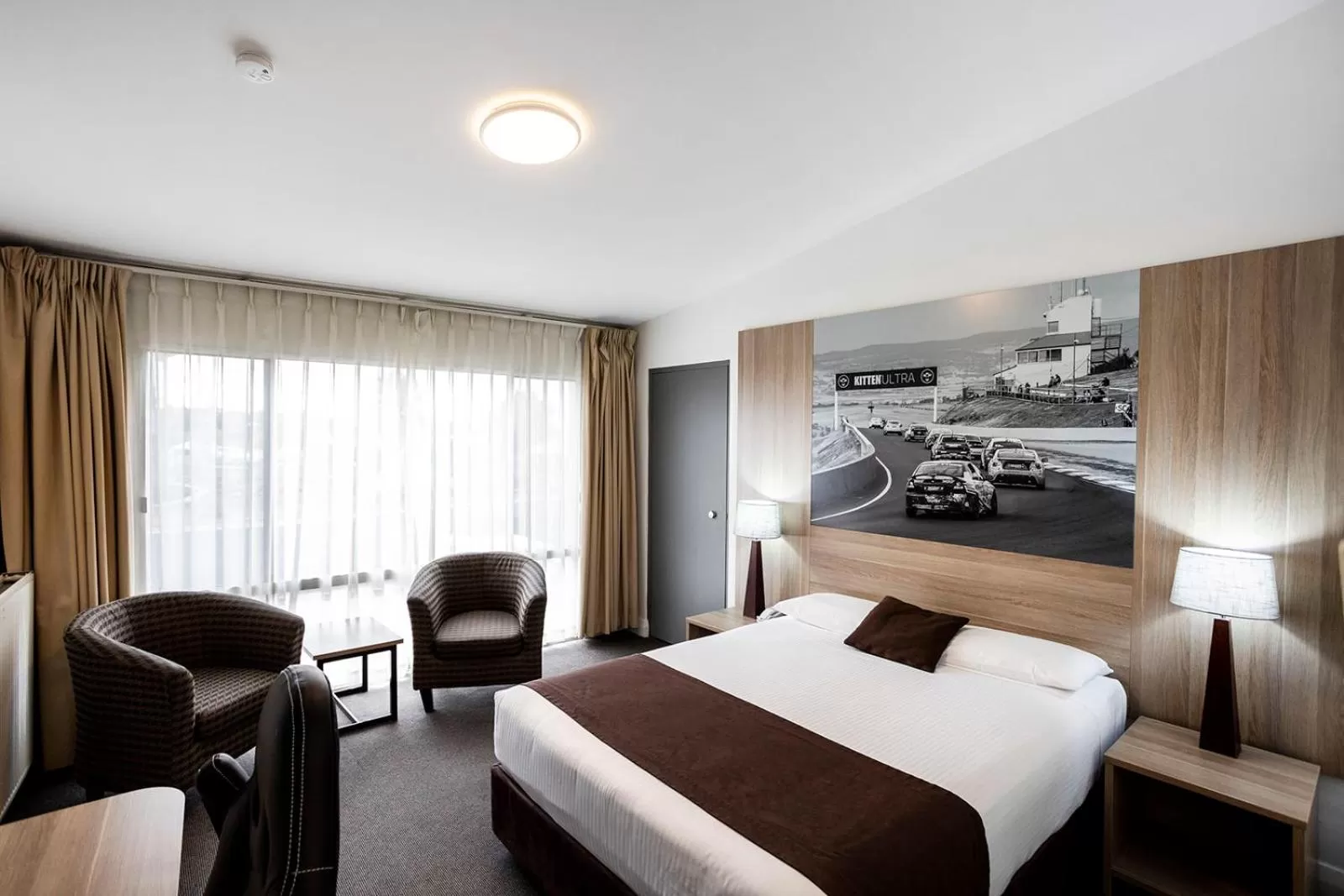 Bedroom in Mantra Bathurst