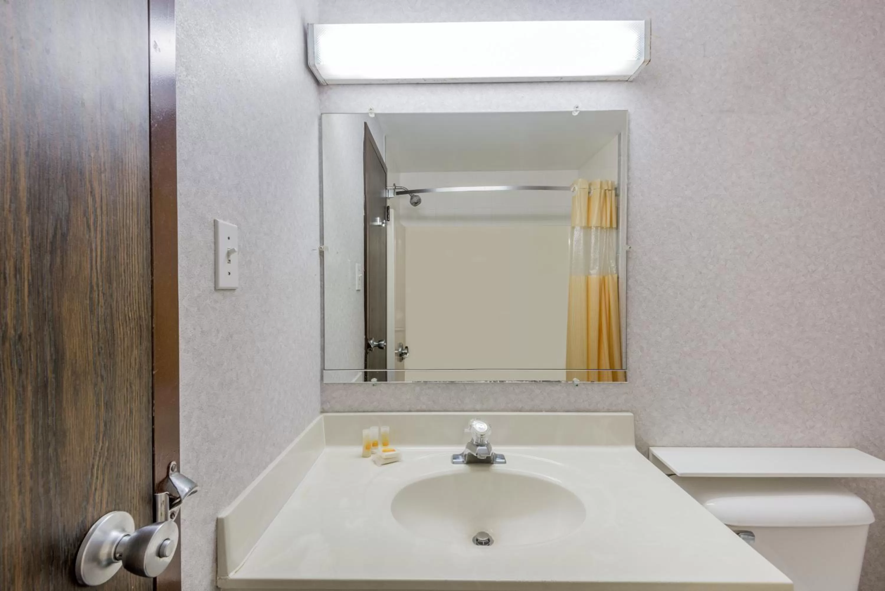 King Room - Non-Smoking in Days Inn by Wyndham Berlin Meriden