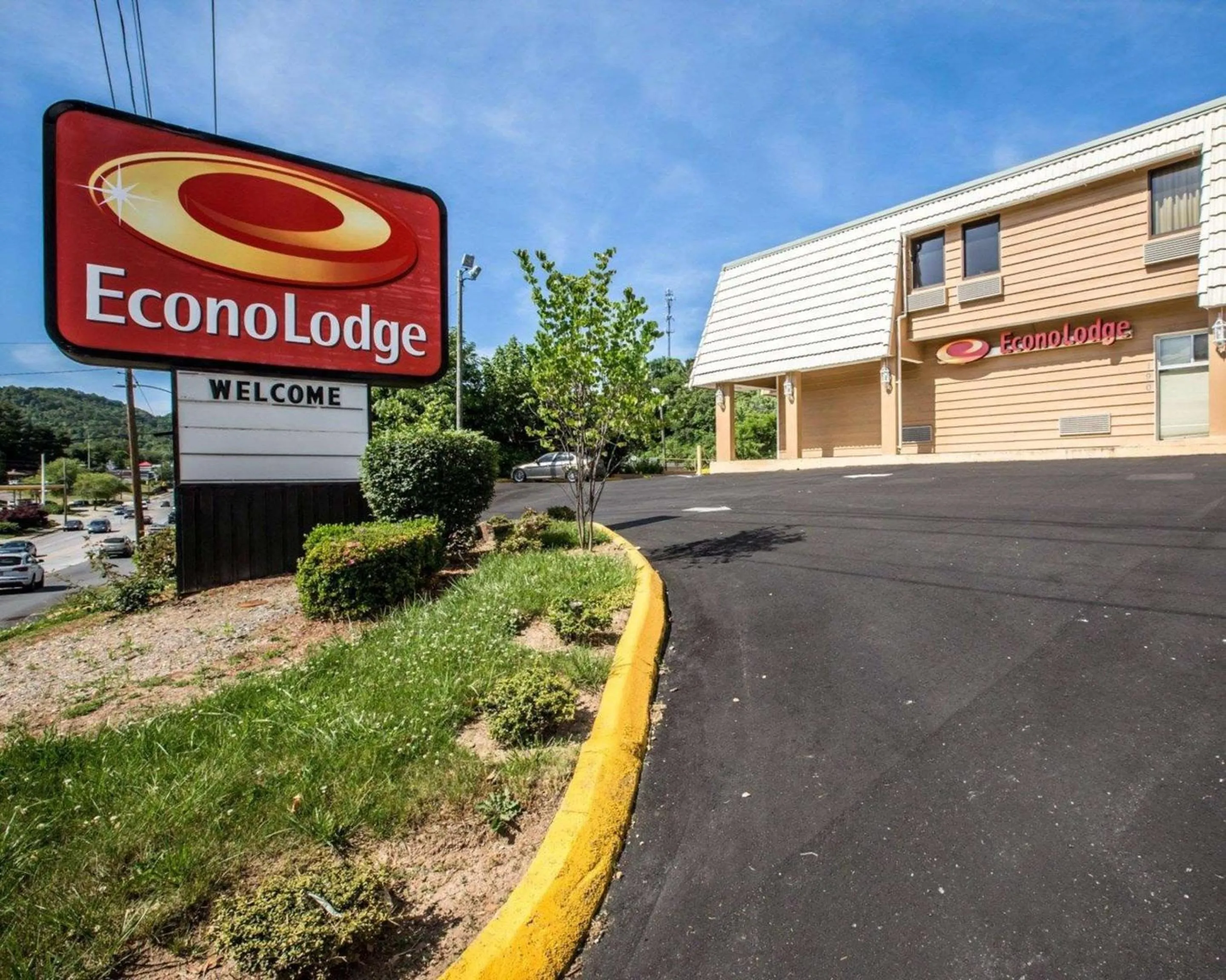 Property building in Econo Lodge Biltmore