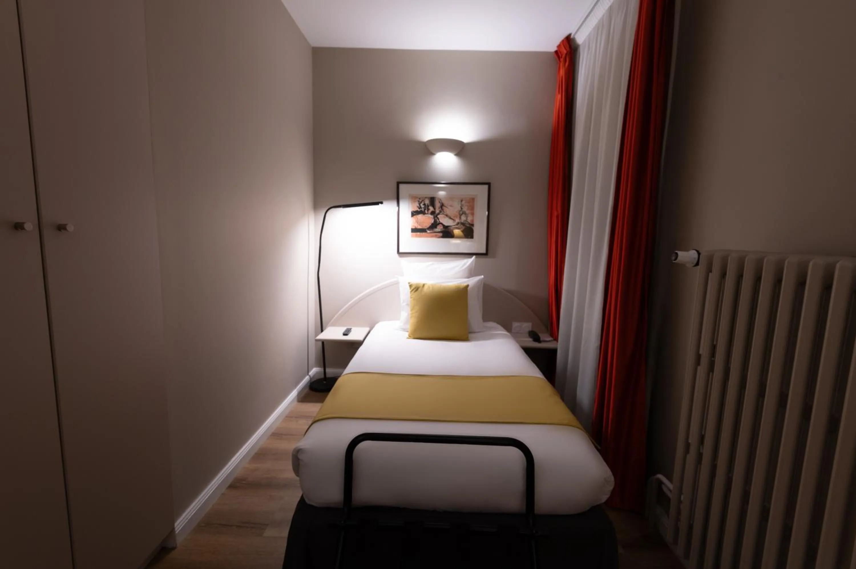 Bed in Grand Hôtel Du Tonneau D'Or