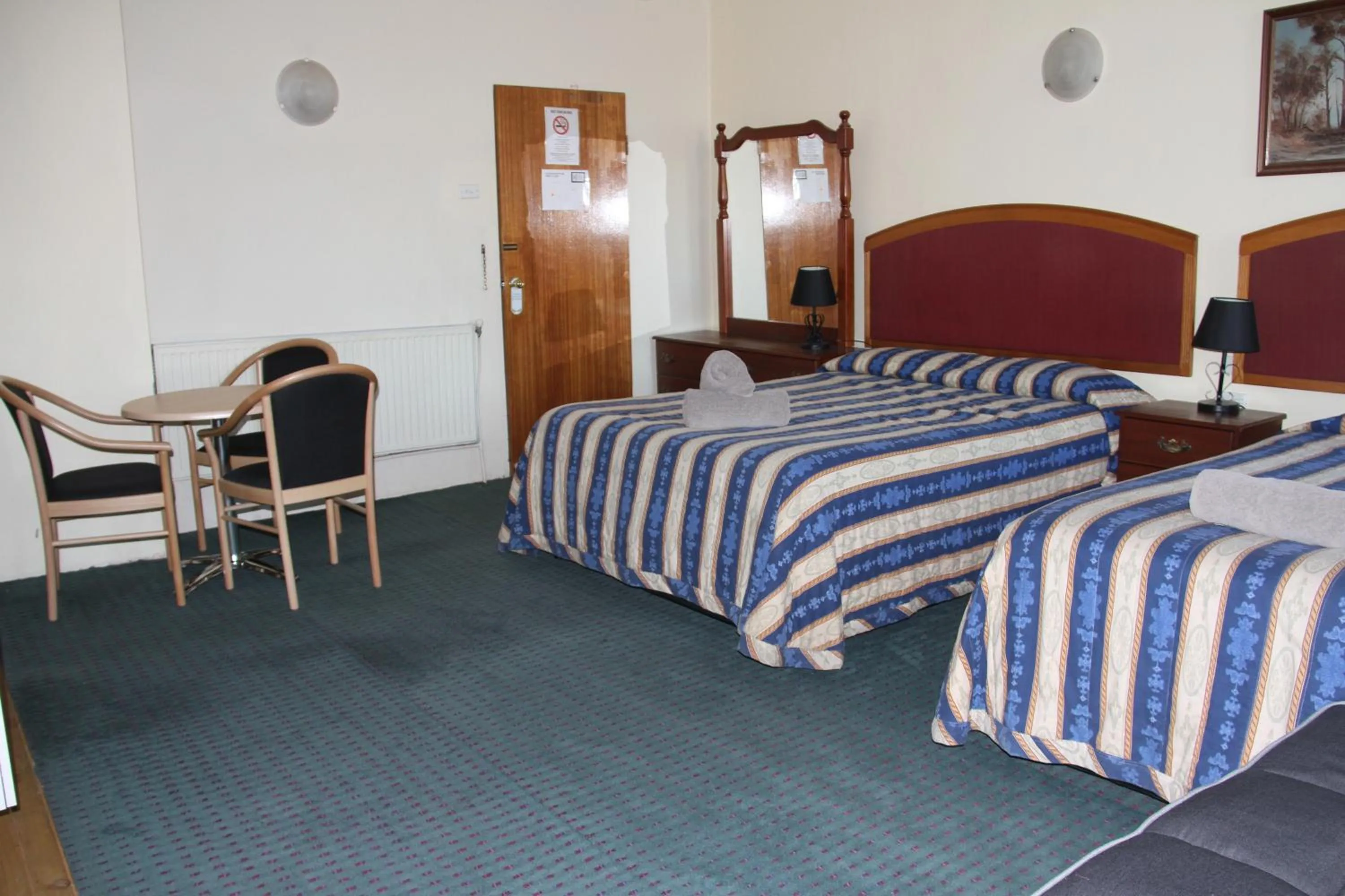 Bed in Alpine Heritage Motel