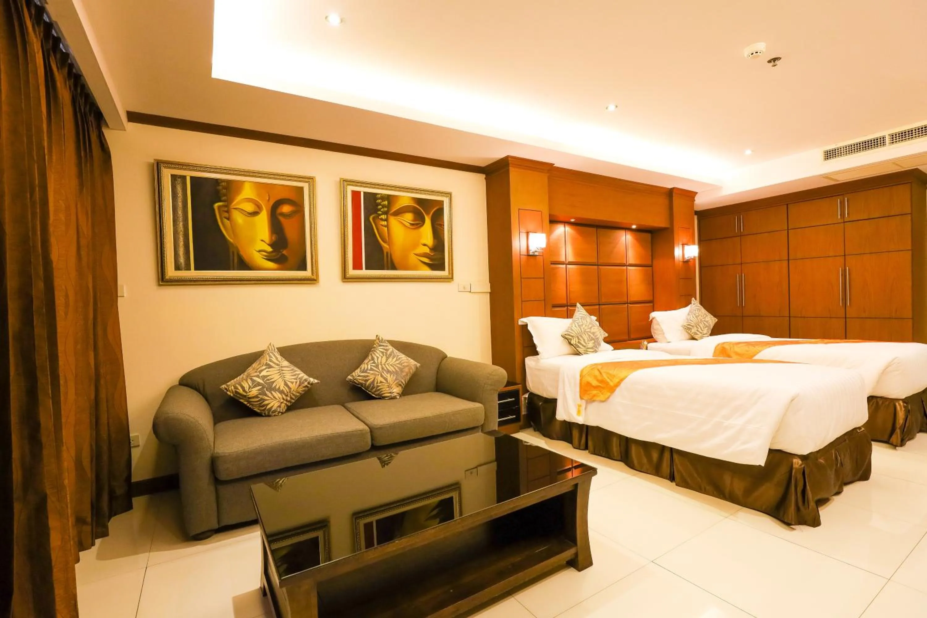 Photo of the whole room, Bed in Tara Court Hotel