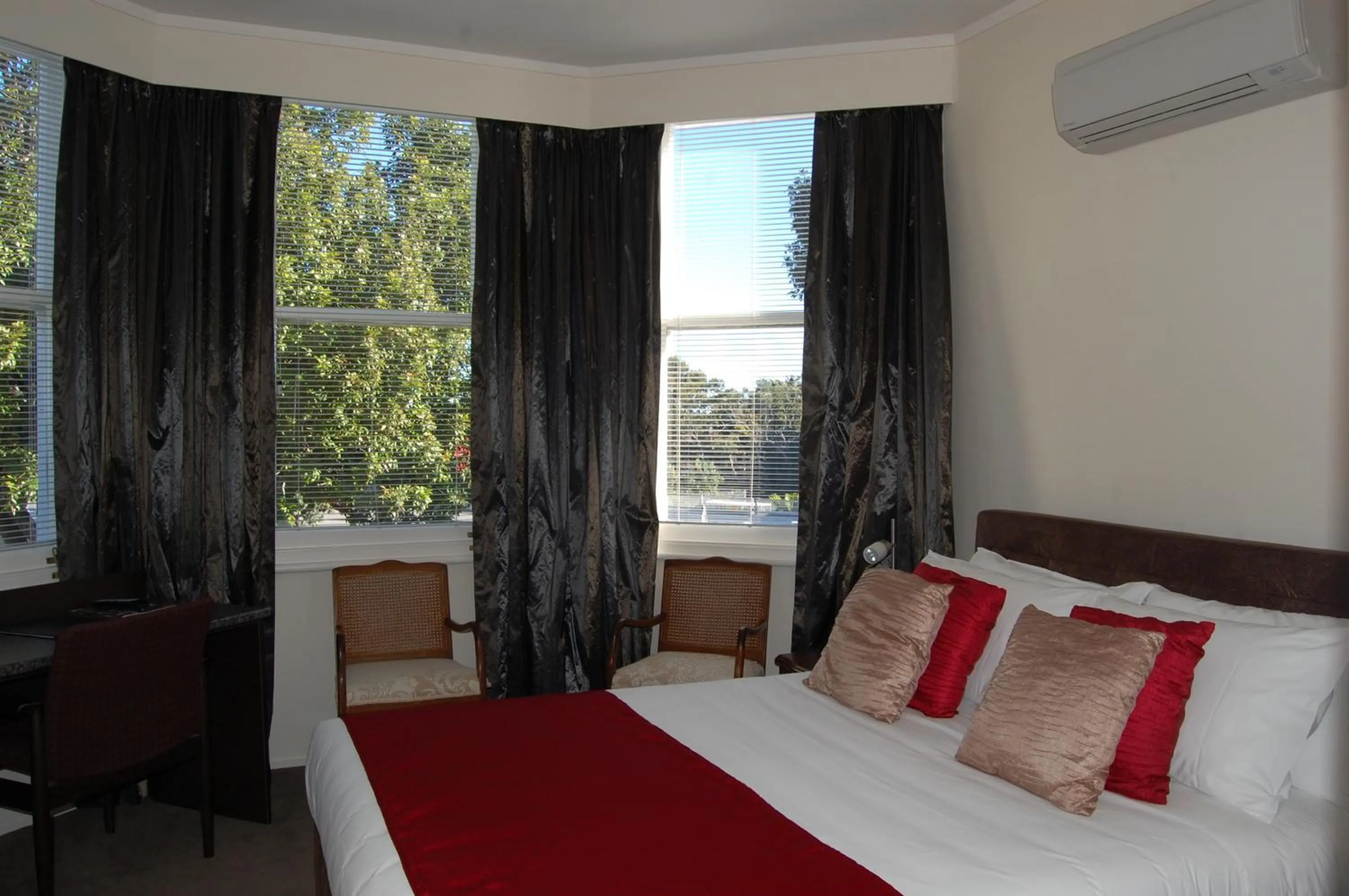 Bed in At Eden Park Motel