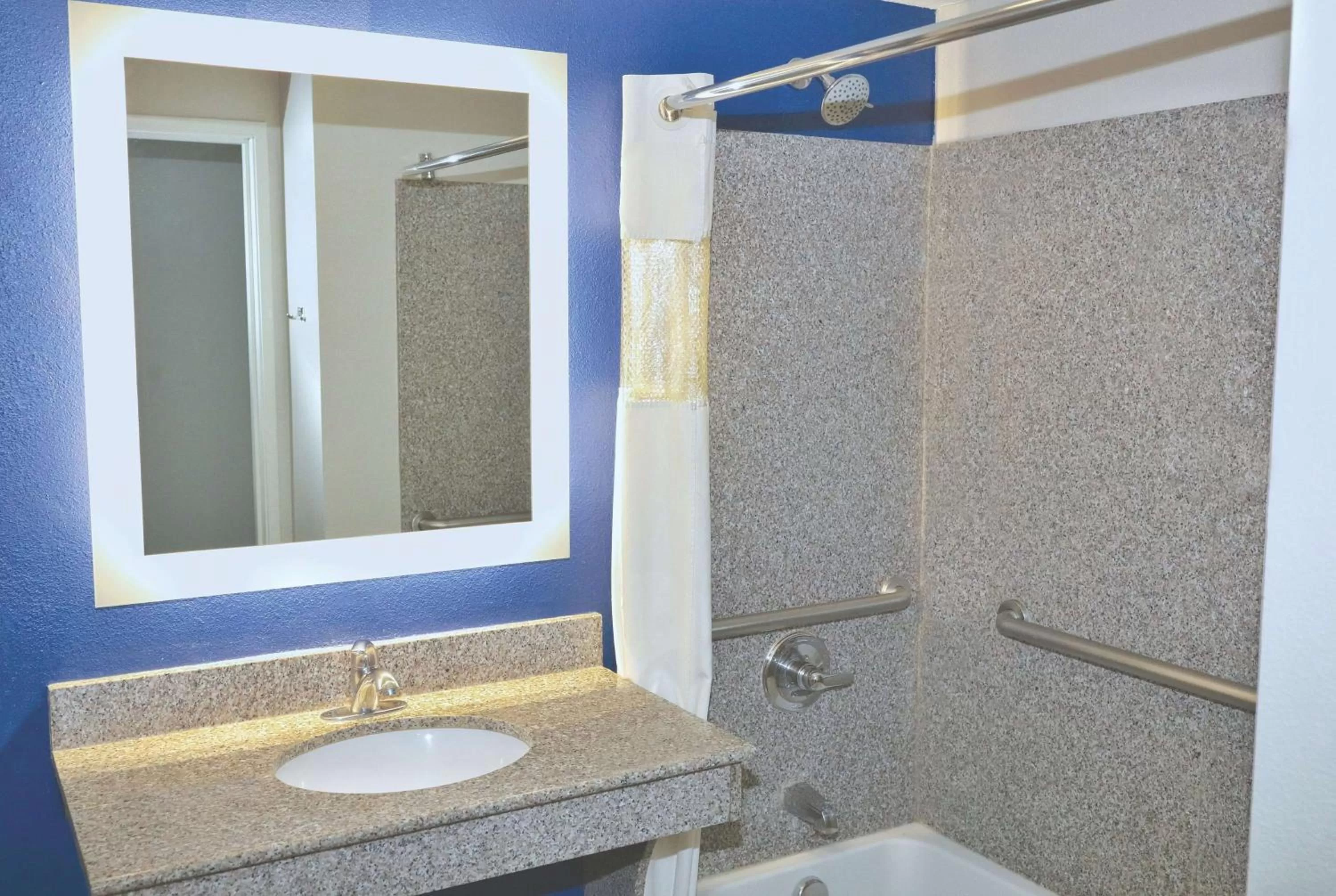 Bathroom in La Quinta by Wyndham NE Long Beach/Cypress