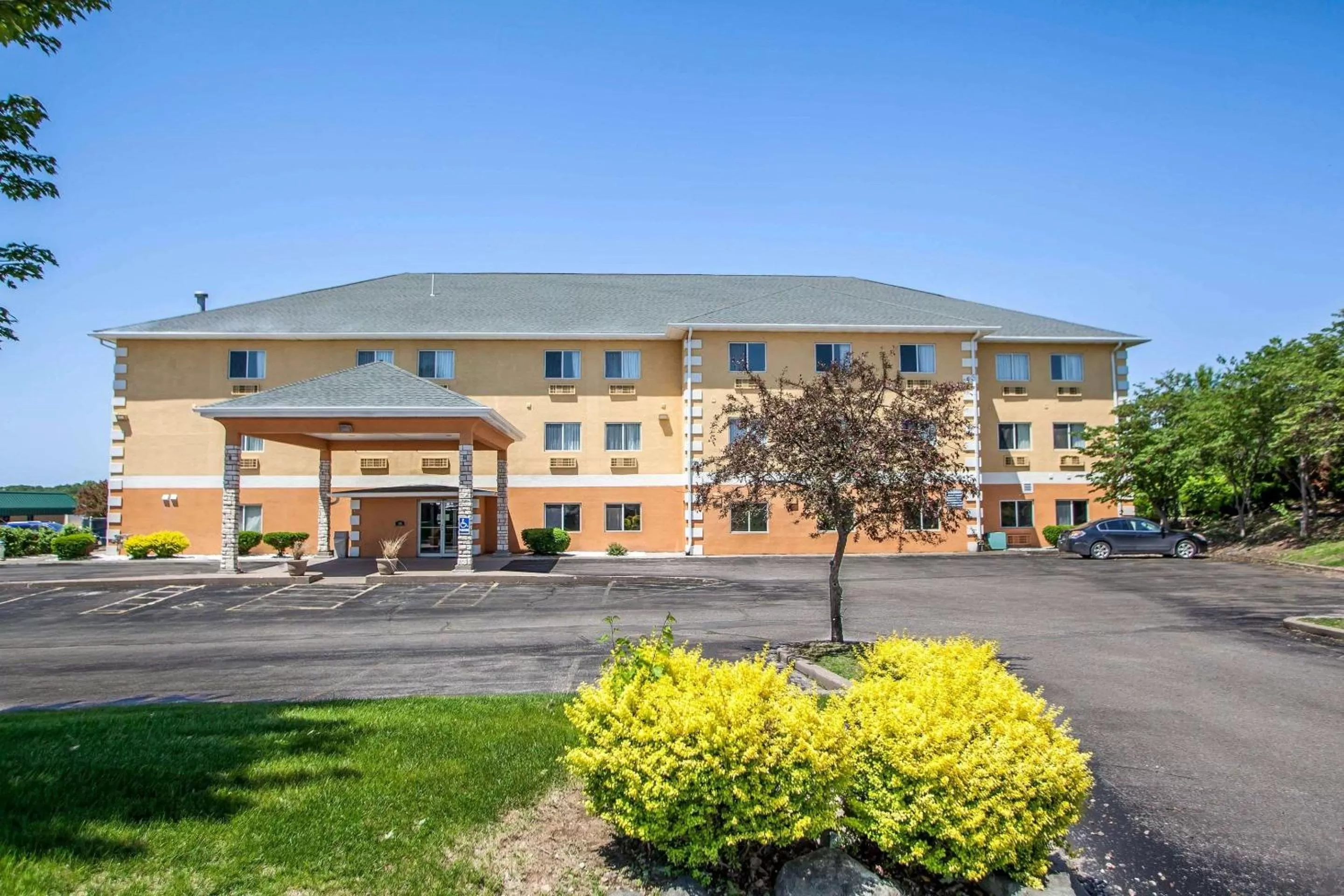 Property building in Comfort Inn Muscatine near Hwy 61