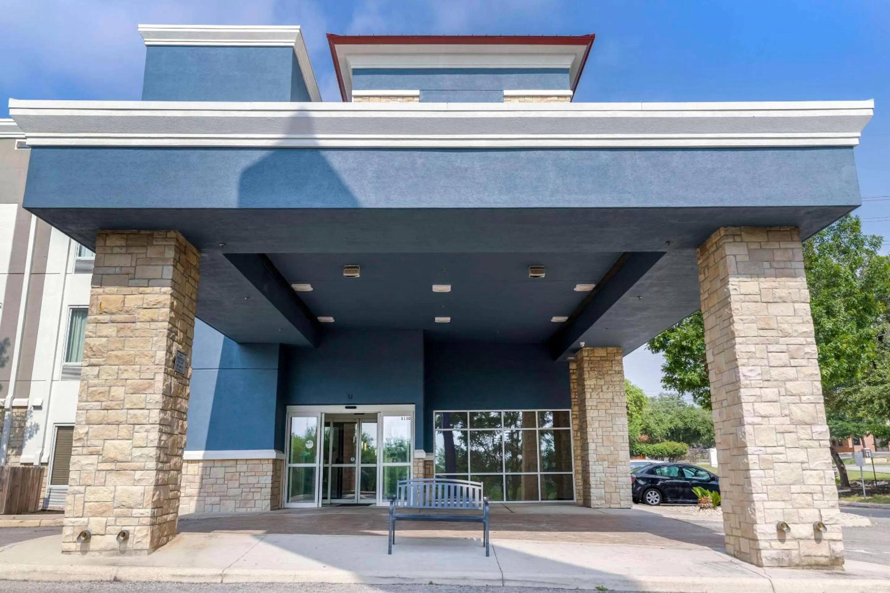 Property building in Comfort Suites Medical Center near Six Flags