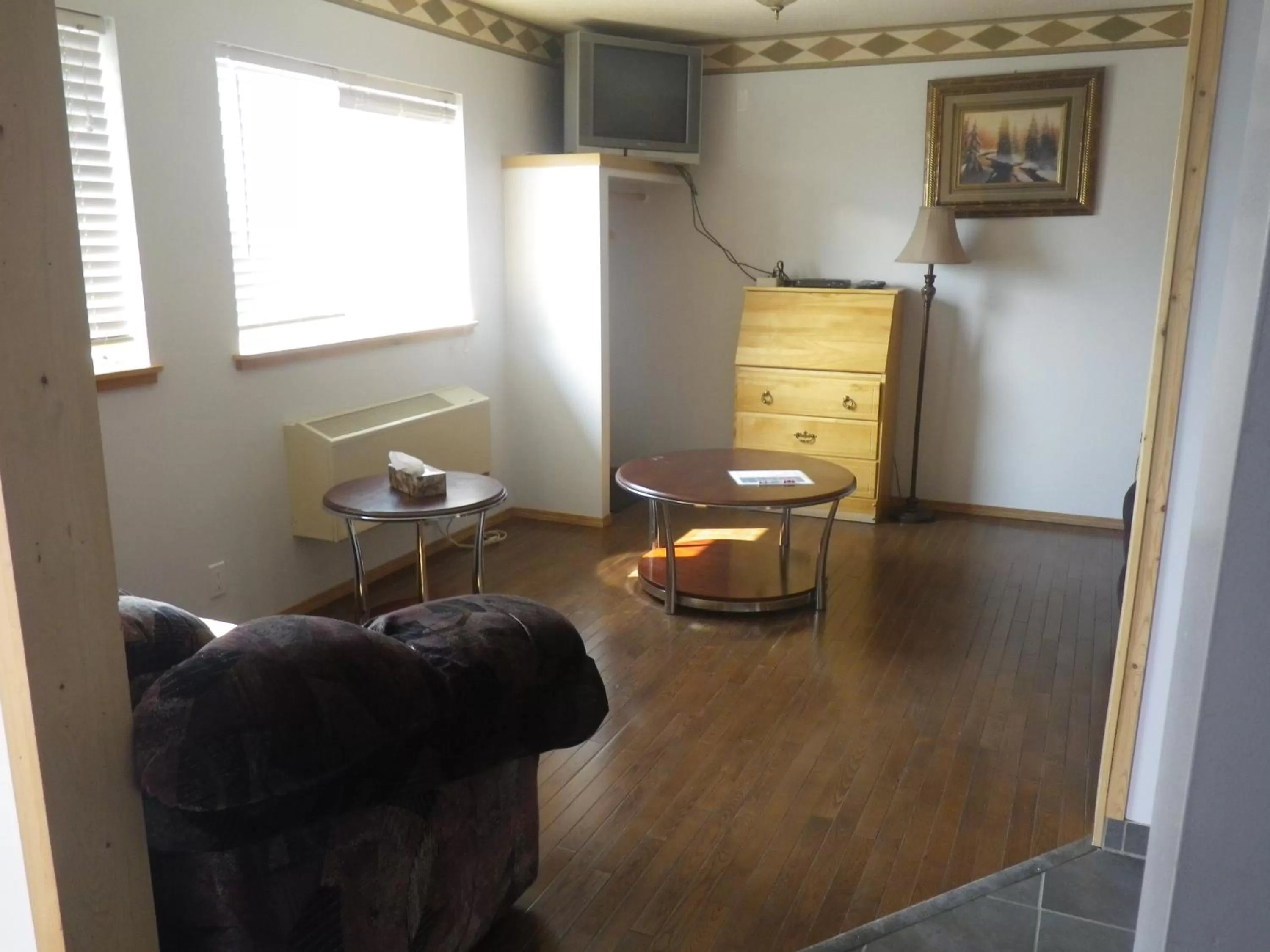 Living room in Alcan Motor Inn
