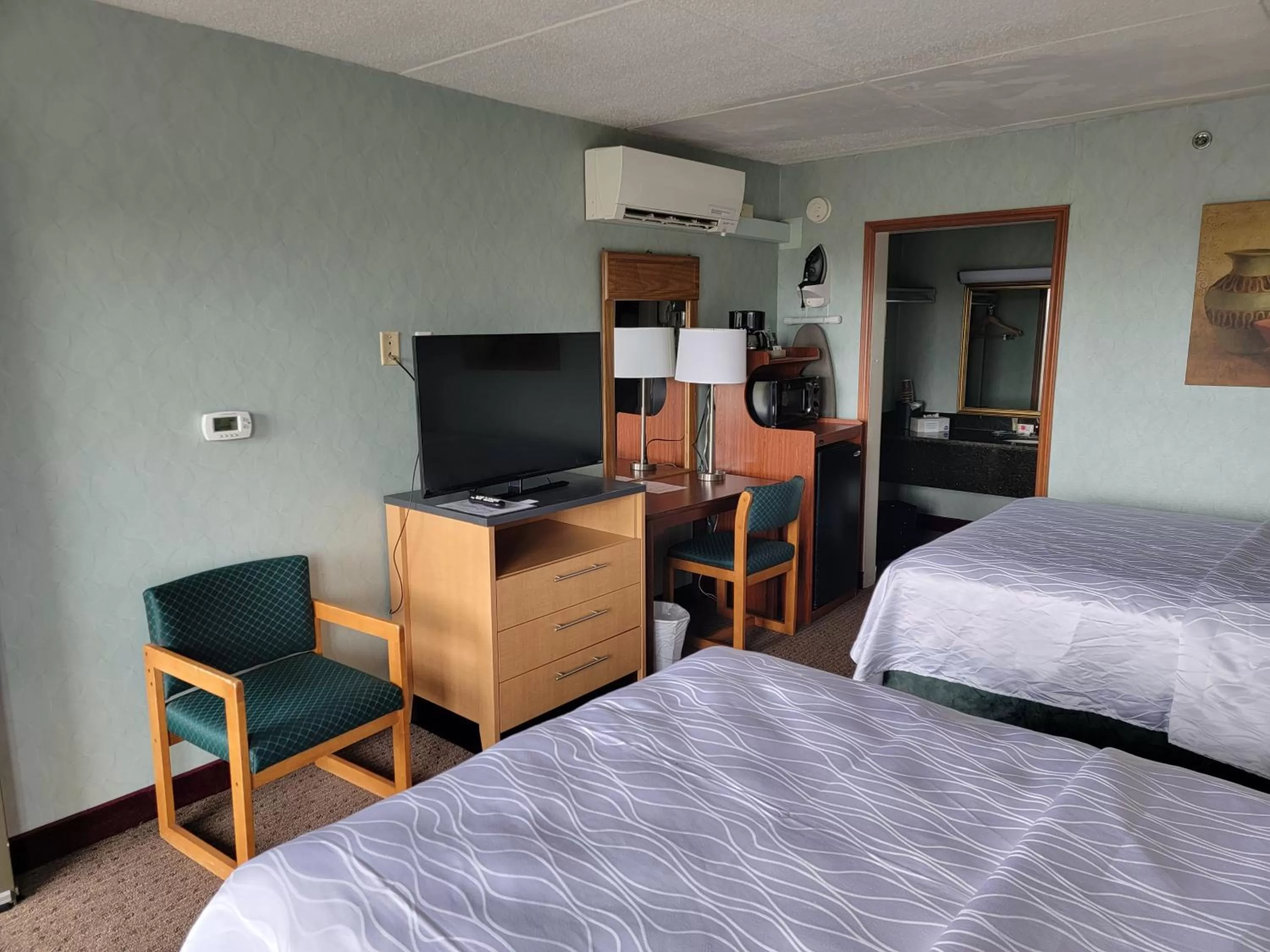 Photo of the whole room, Bed in Downtown Inn