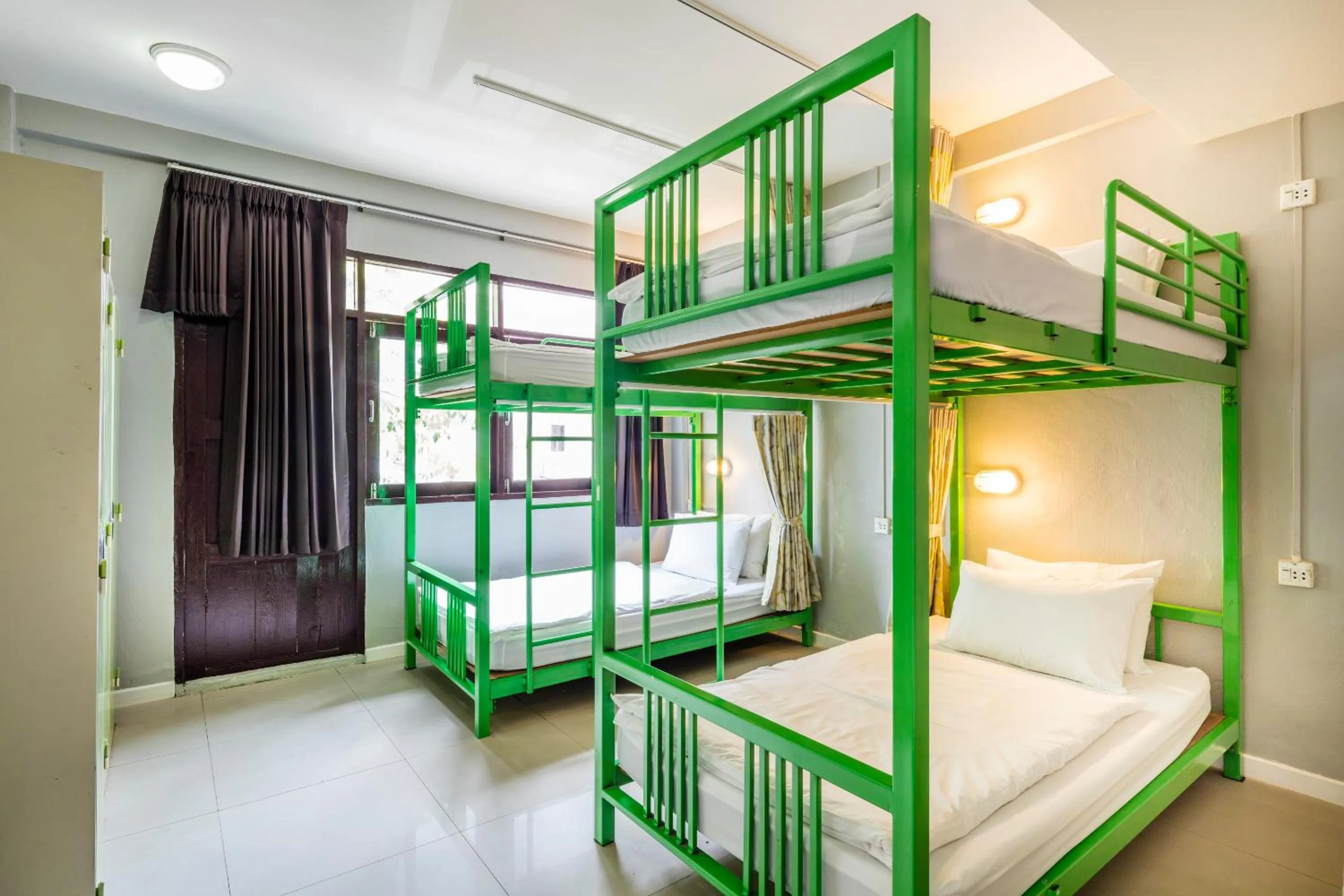 Bed in 4-Bed Mixed Dormitory Room in At Hua Lamphong Hotel