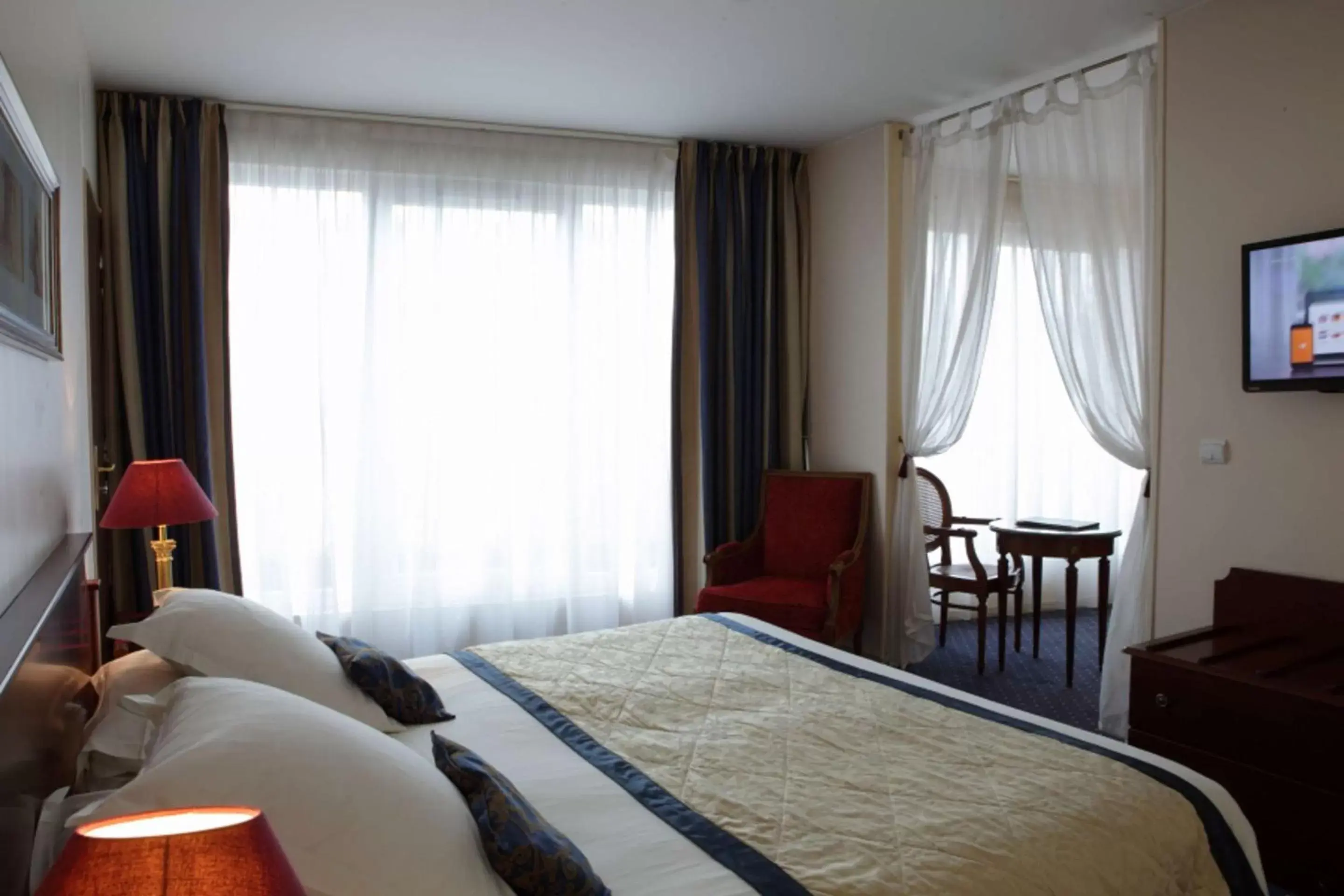 Suite with King Bed and Balcony in Amiral Hôtel Suite with King Bed and Balcony in Amiral Hôtel