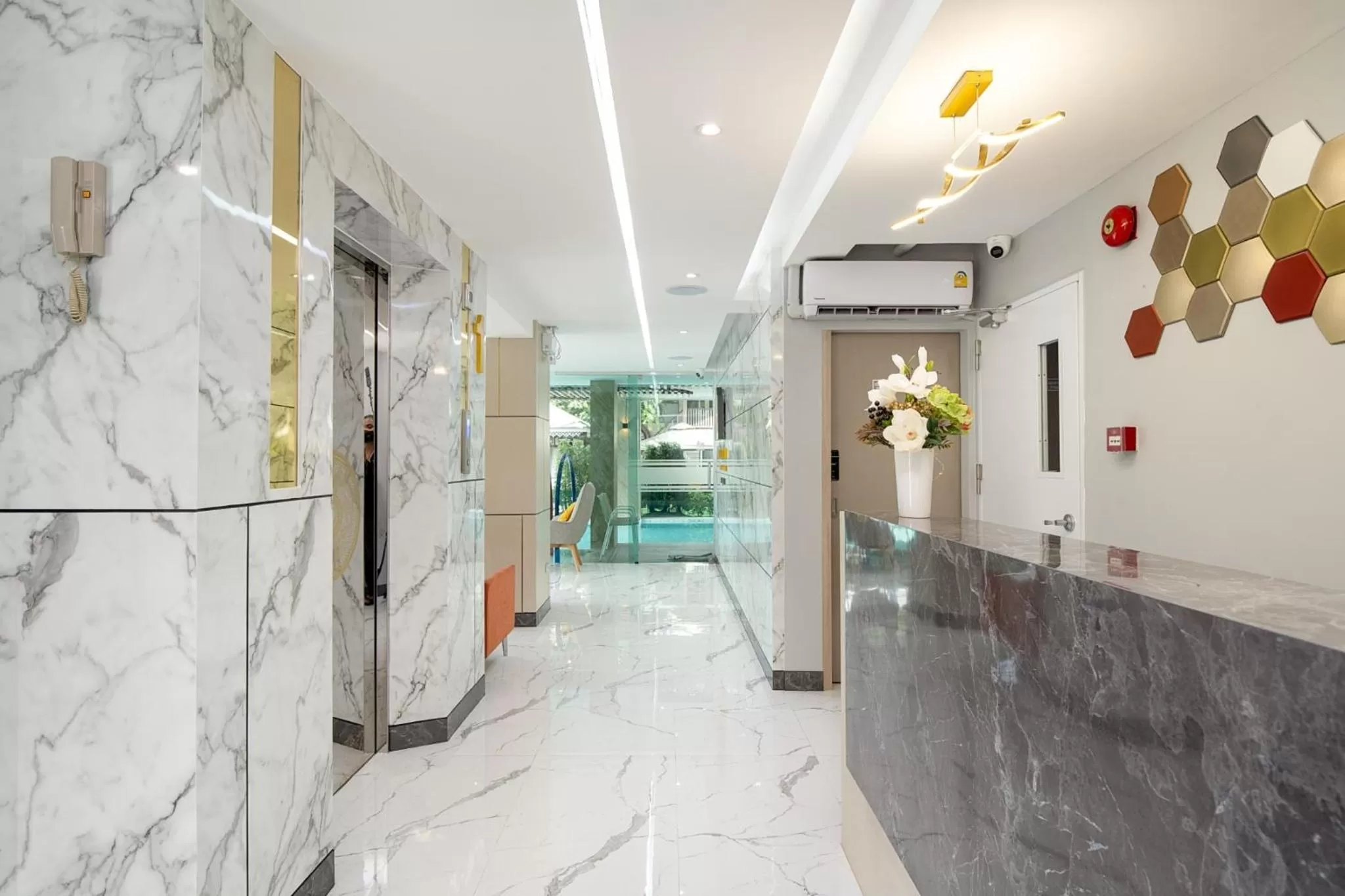 Lobby or reception in The Riski Hotel at Bangphlat Station SHA