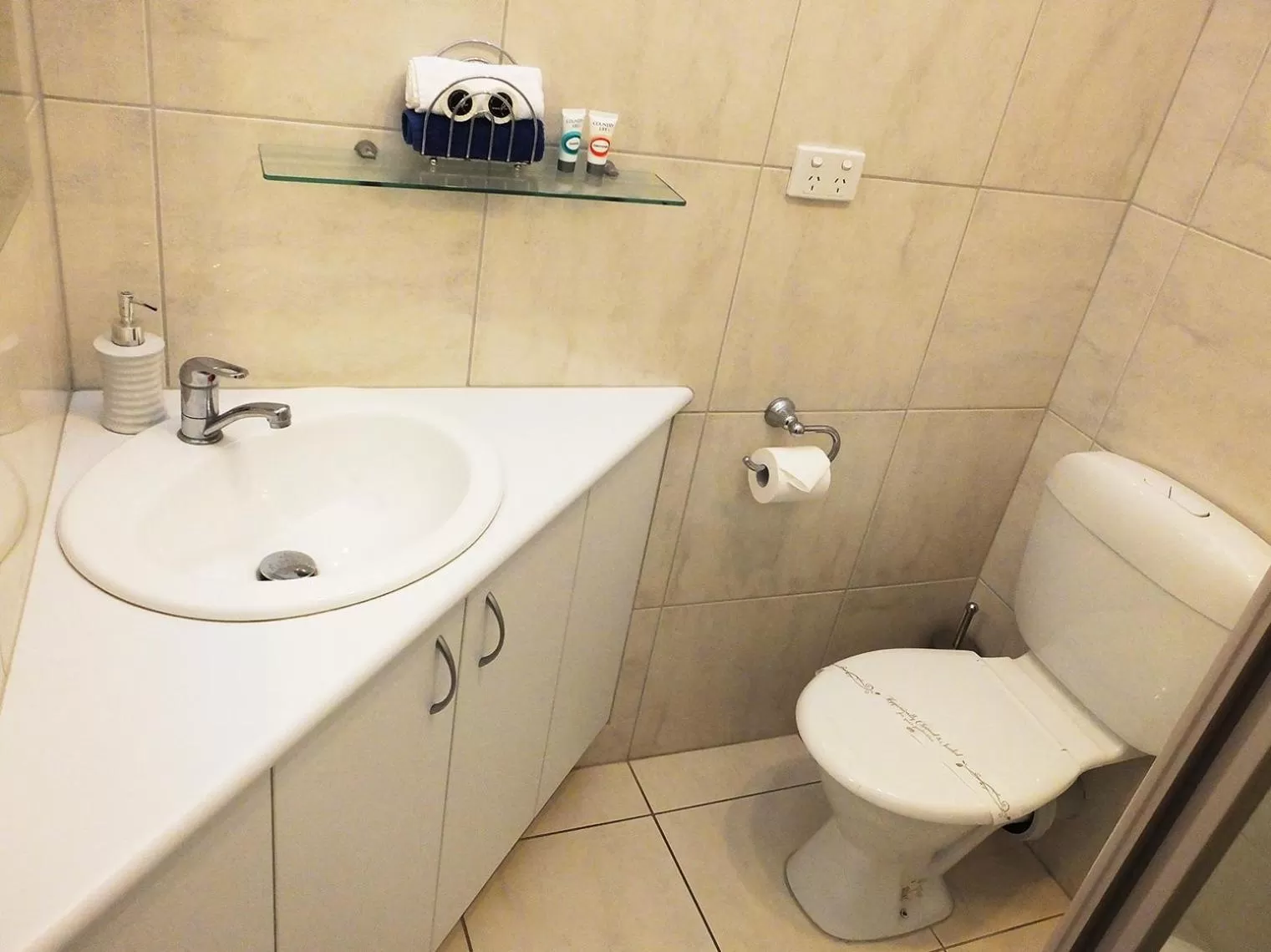 Bathroom in Edinburgh Motor Inn