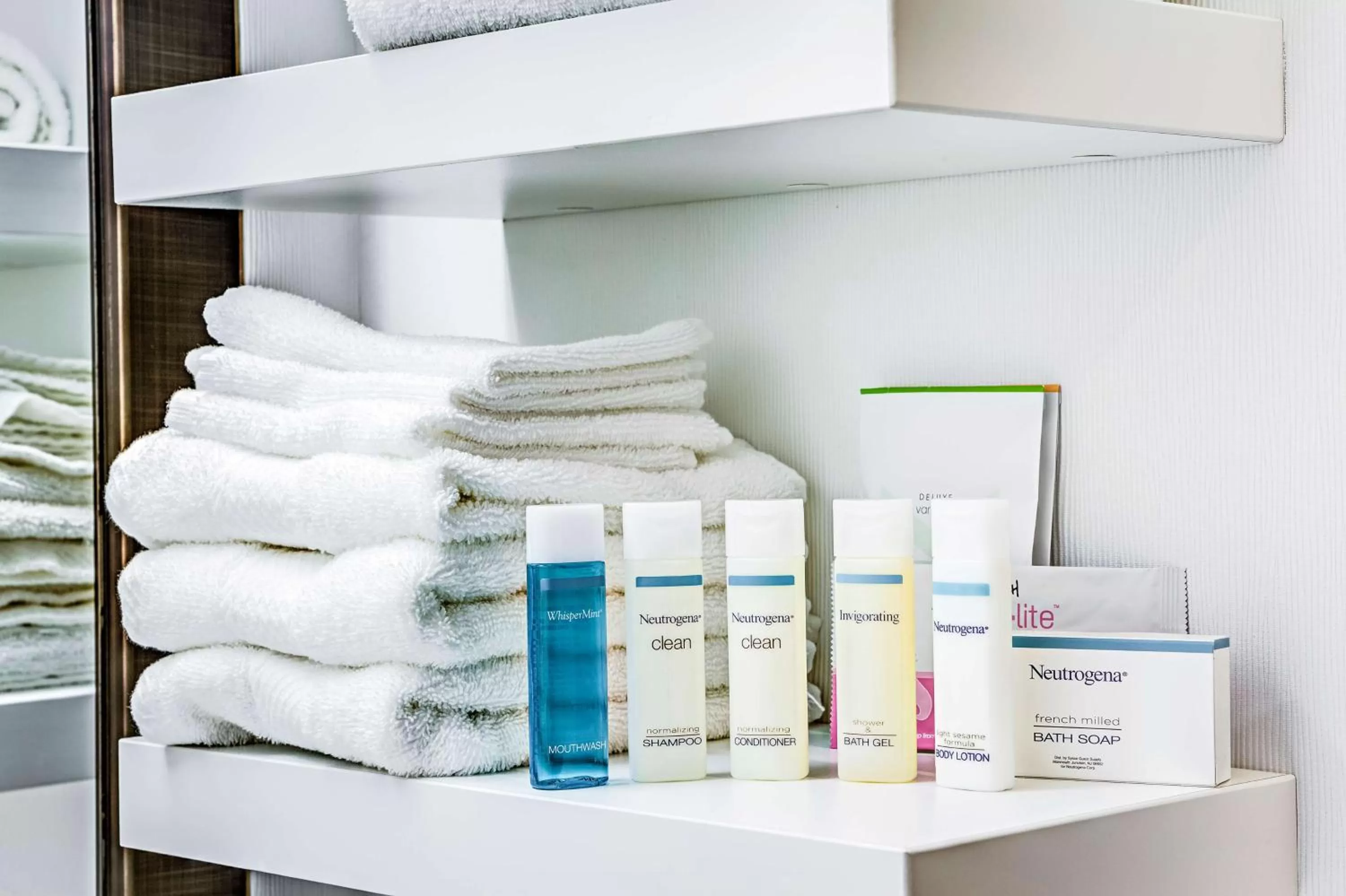 Bathroom in Hampton Inn Columbus I-70E/Hamilton Road