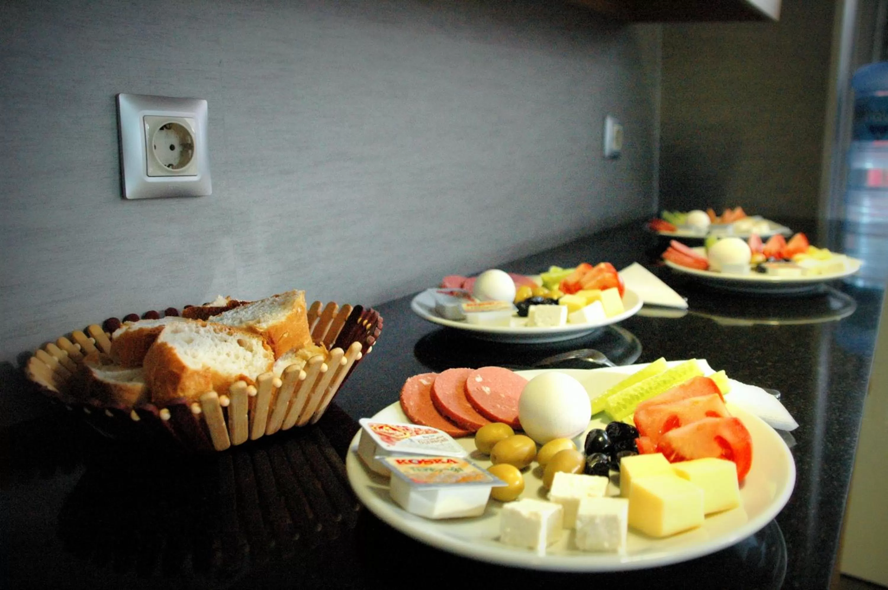 Breakfast, Food in Tolga Hotel