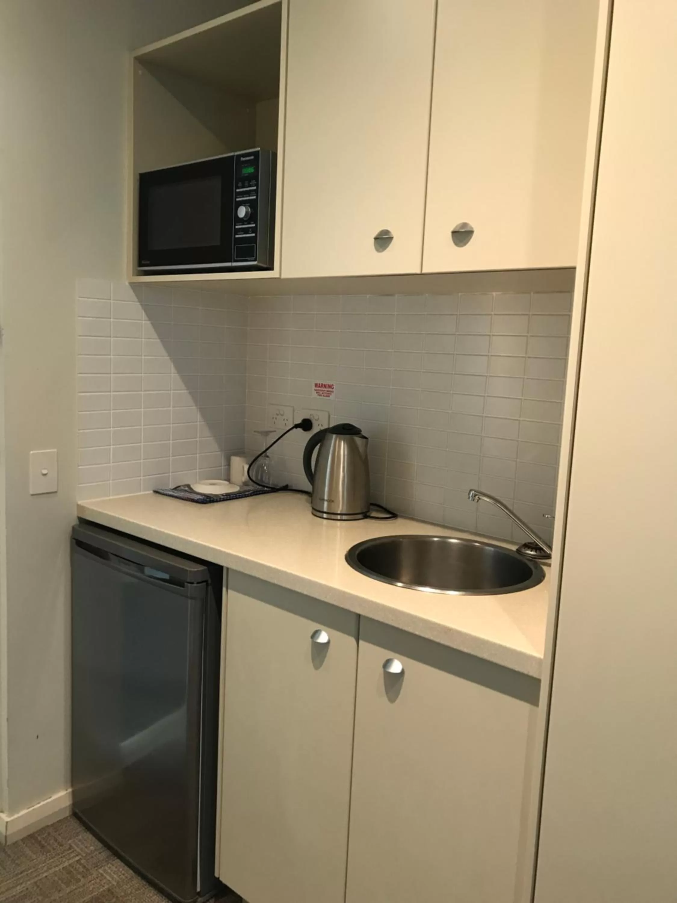 Kitchen or kitchenette in Bunbury Hotel Koombana Bay