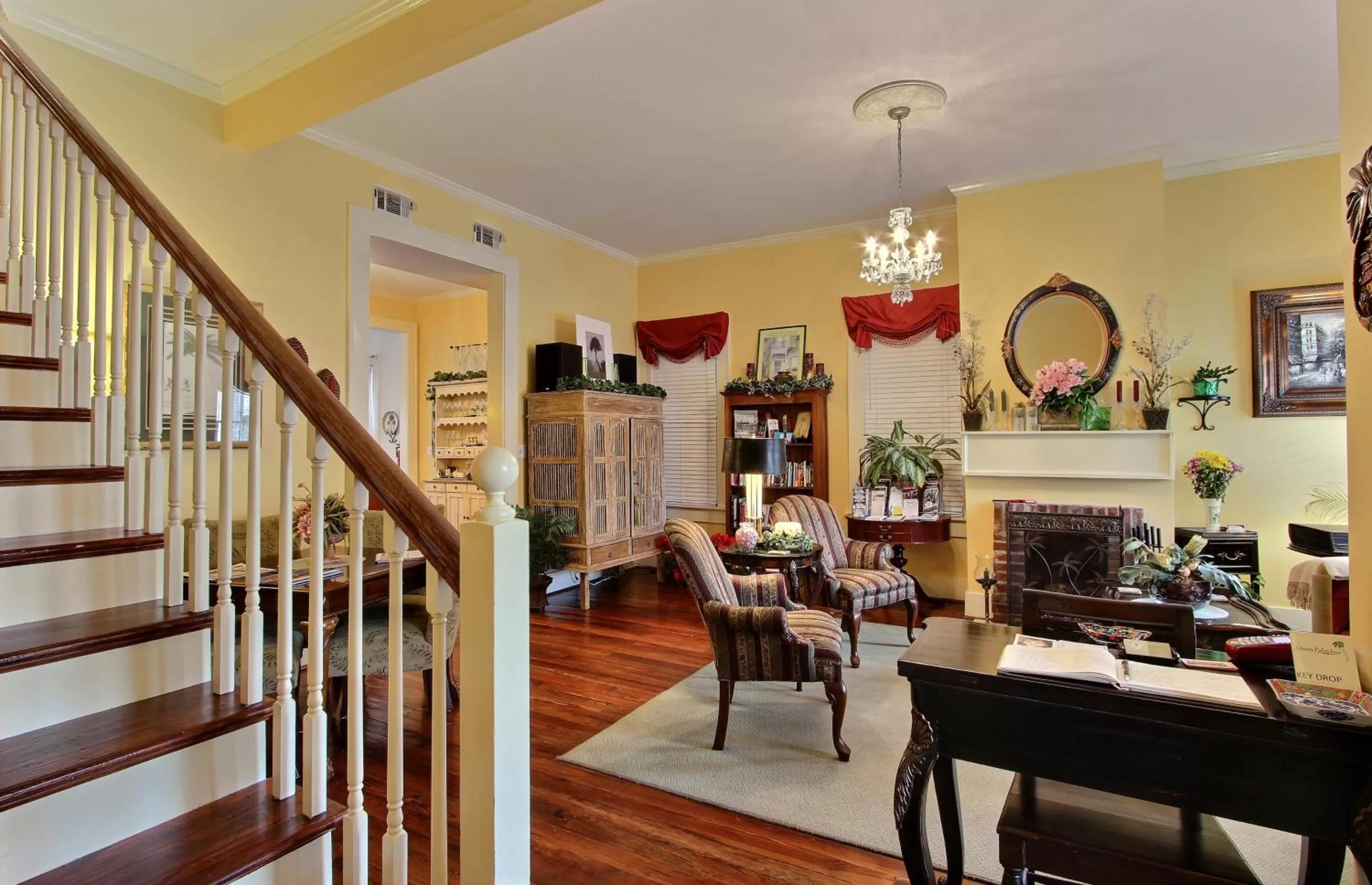 Living room in Green Palm Inn