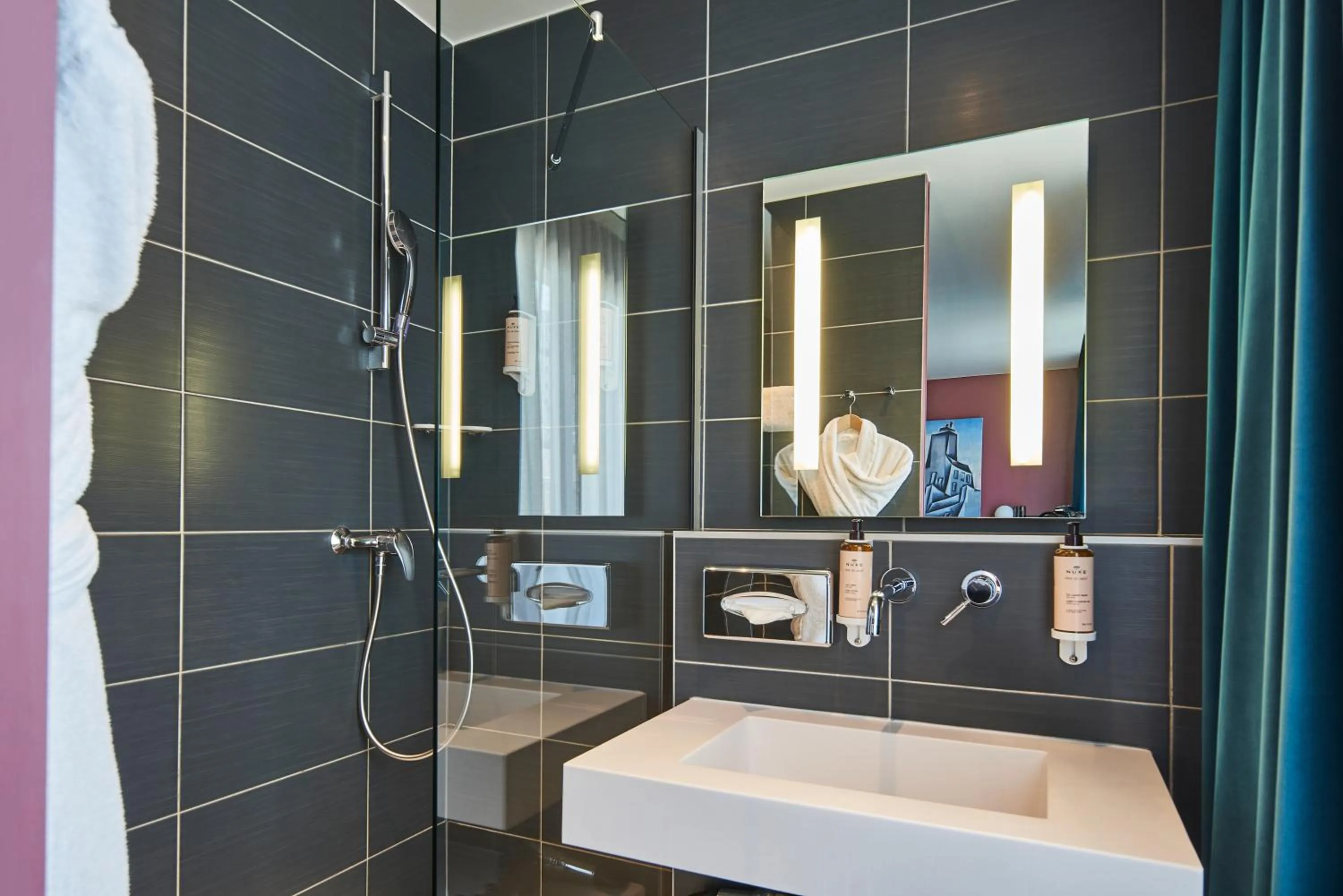 Shower in Mercure Paris Tour Eiffel Pont Mirabeau