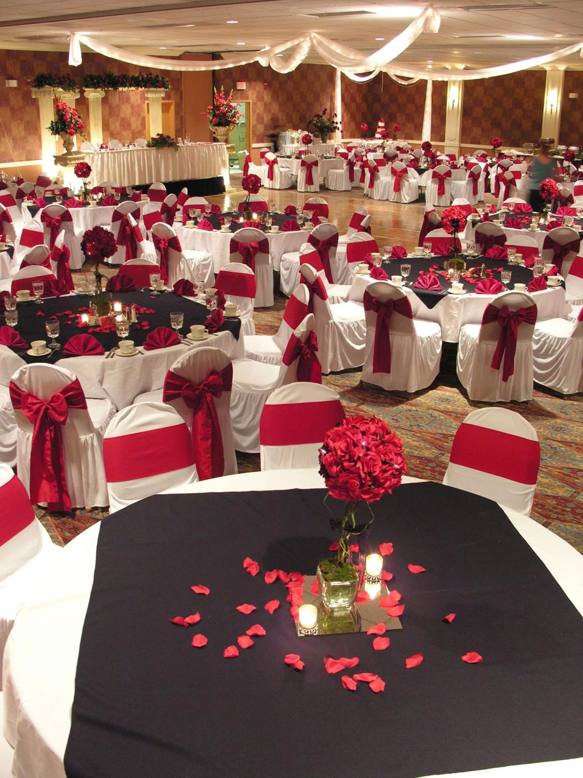 Dining area in DoubleTree Suites by Hilton Tucson Airport
