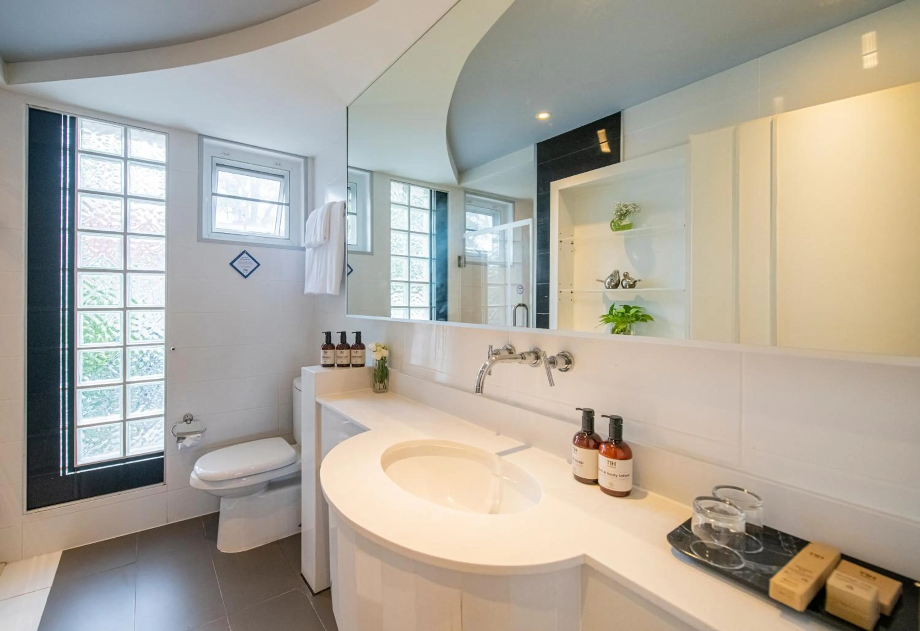 Bathroom in NH Boat Lagoon Phuket Resort