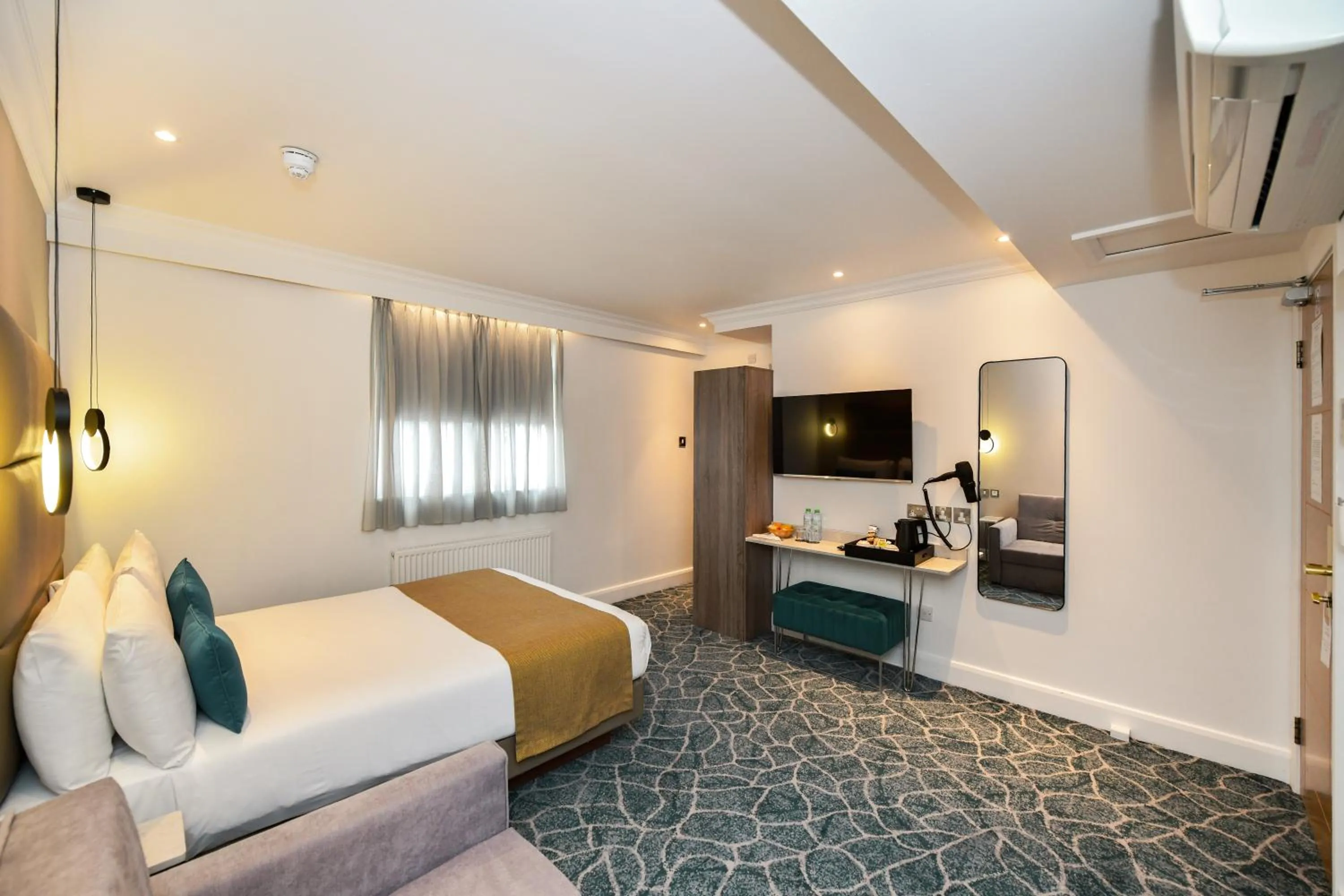 Bedroom in Queens Park Hotel