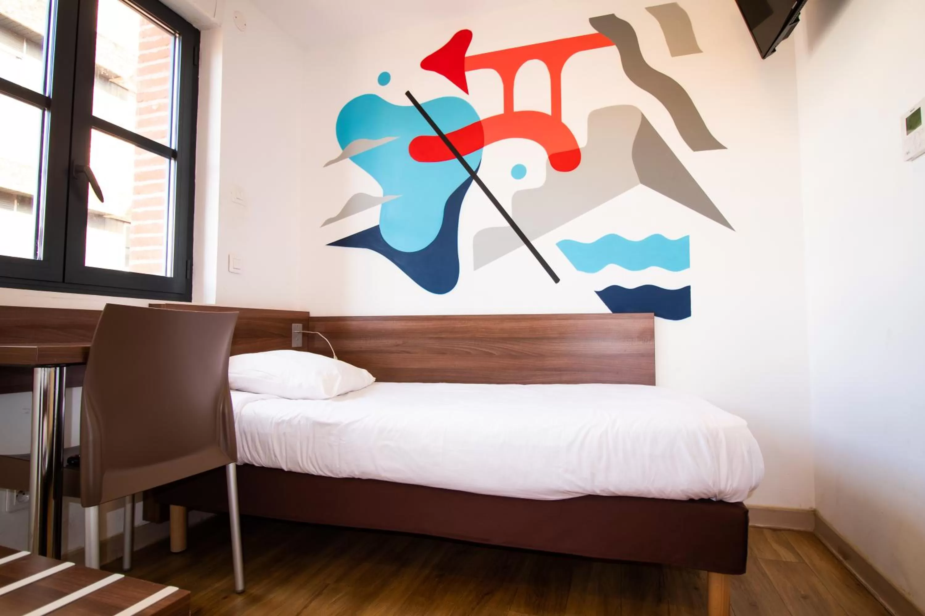 Photo of the whole room, Bed in Hôtel le Pastel