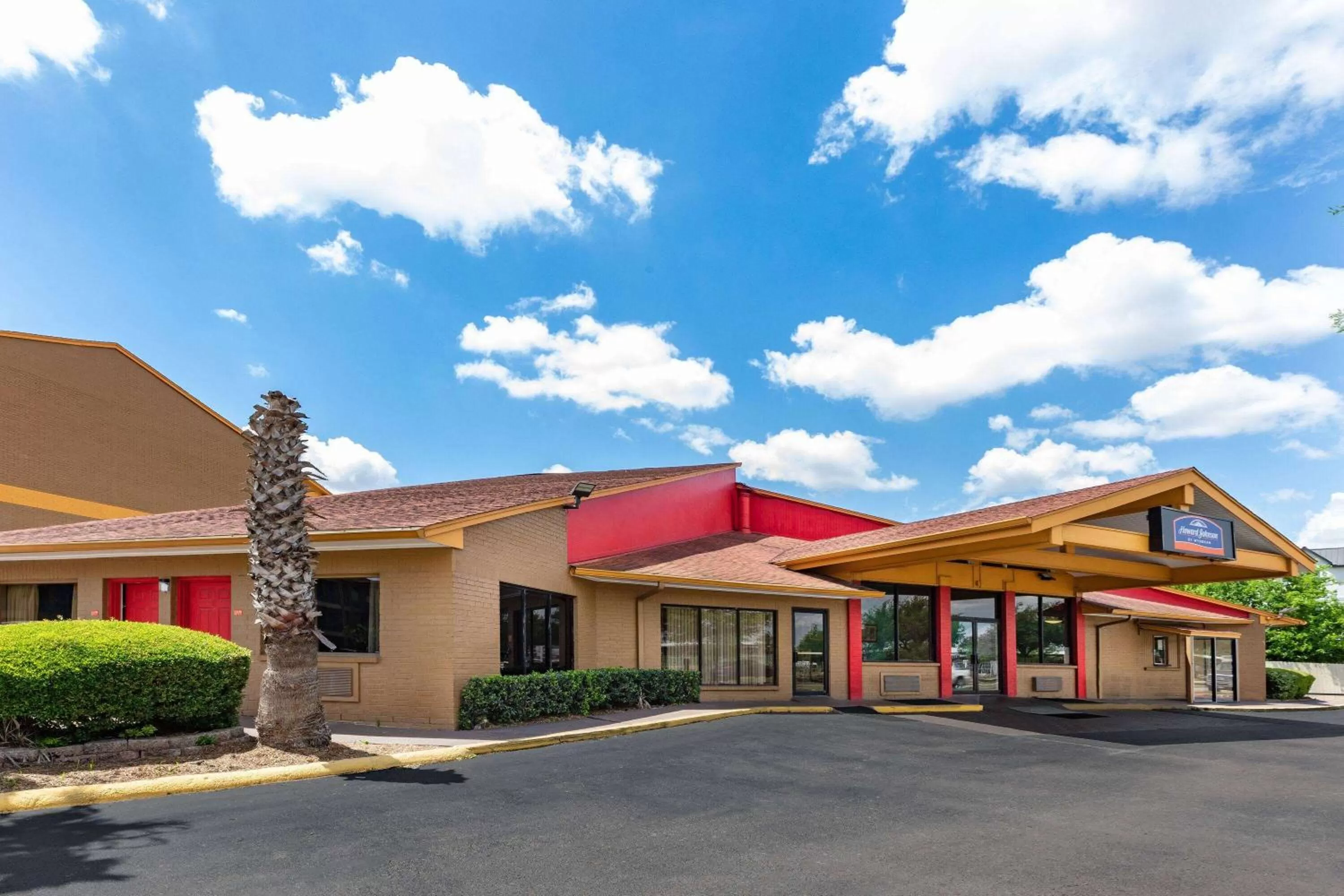 Property building in Howard Johnson by Wyndham Houston Hobby Airport