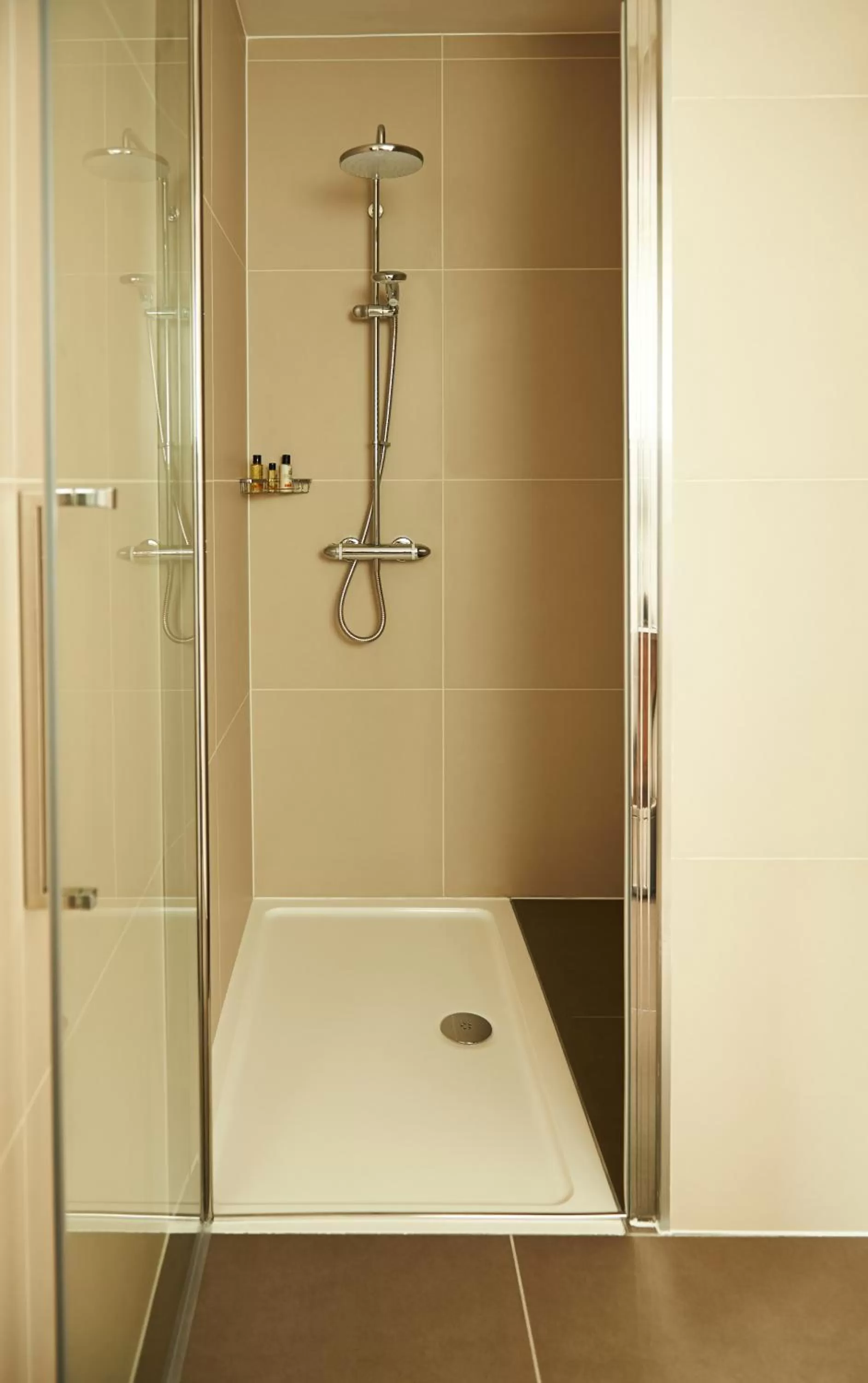 Shower in The Bull and The Hide