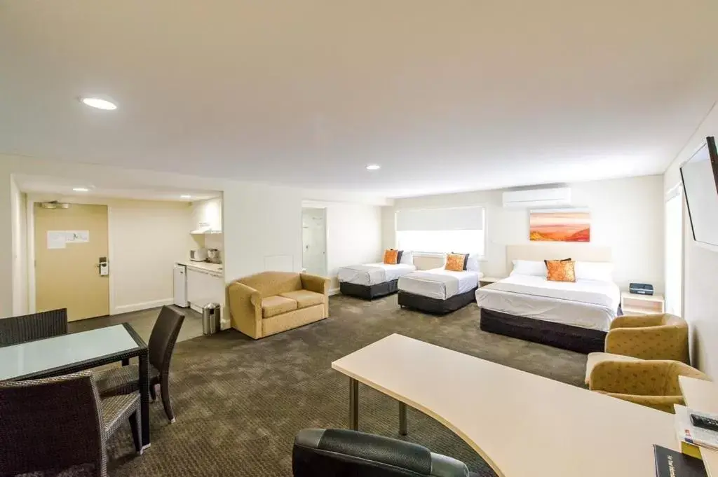 Premium Family Room in Belconnen Way Hotel & Serviced Apartments Premium Family Room in Belconnen Way Hotel & Serviced Apartments