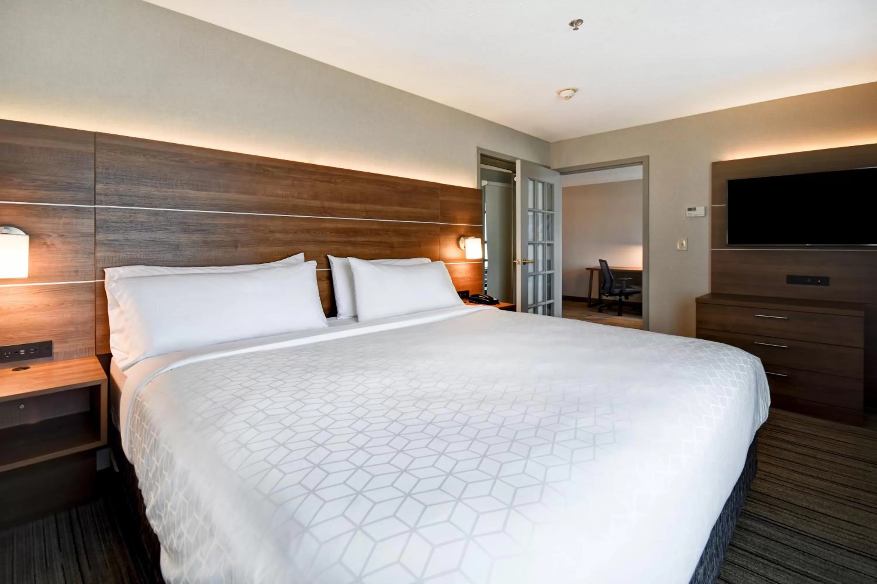 Photo of the whole room, Bed in Holiday Inn Express Newport North - Middletown by IHG