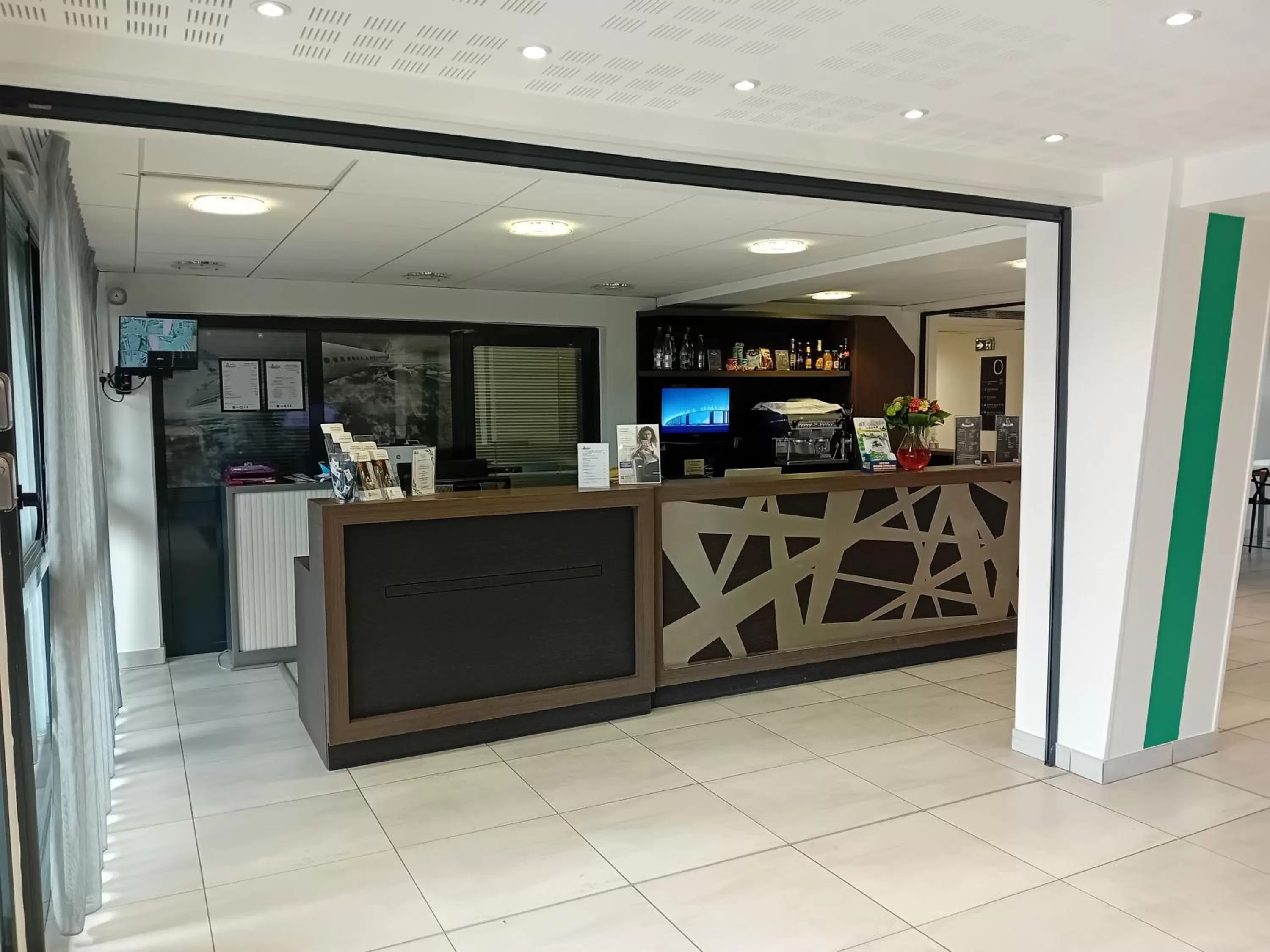 Lobby or reception in Best Western Les Aureliades Saint Nazaire