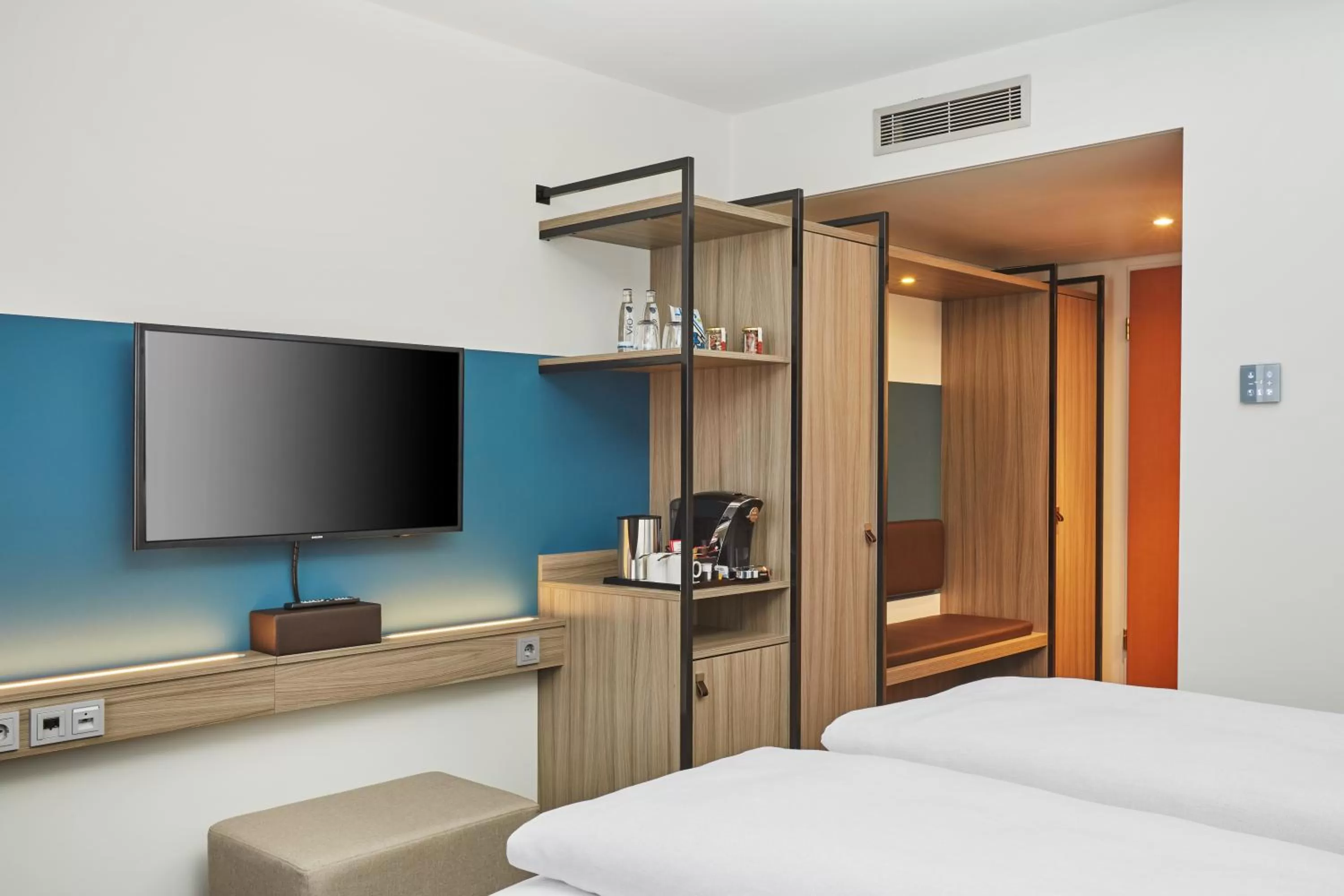 Photo of the whole room, Bed in H4 Hotel Leipzig