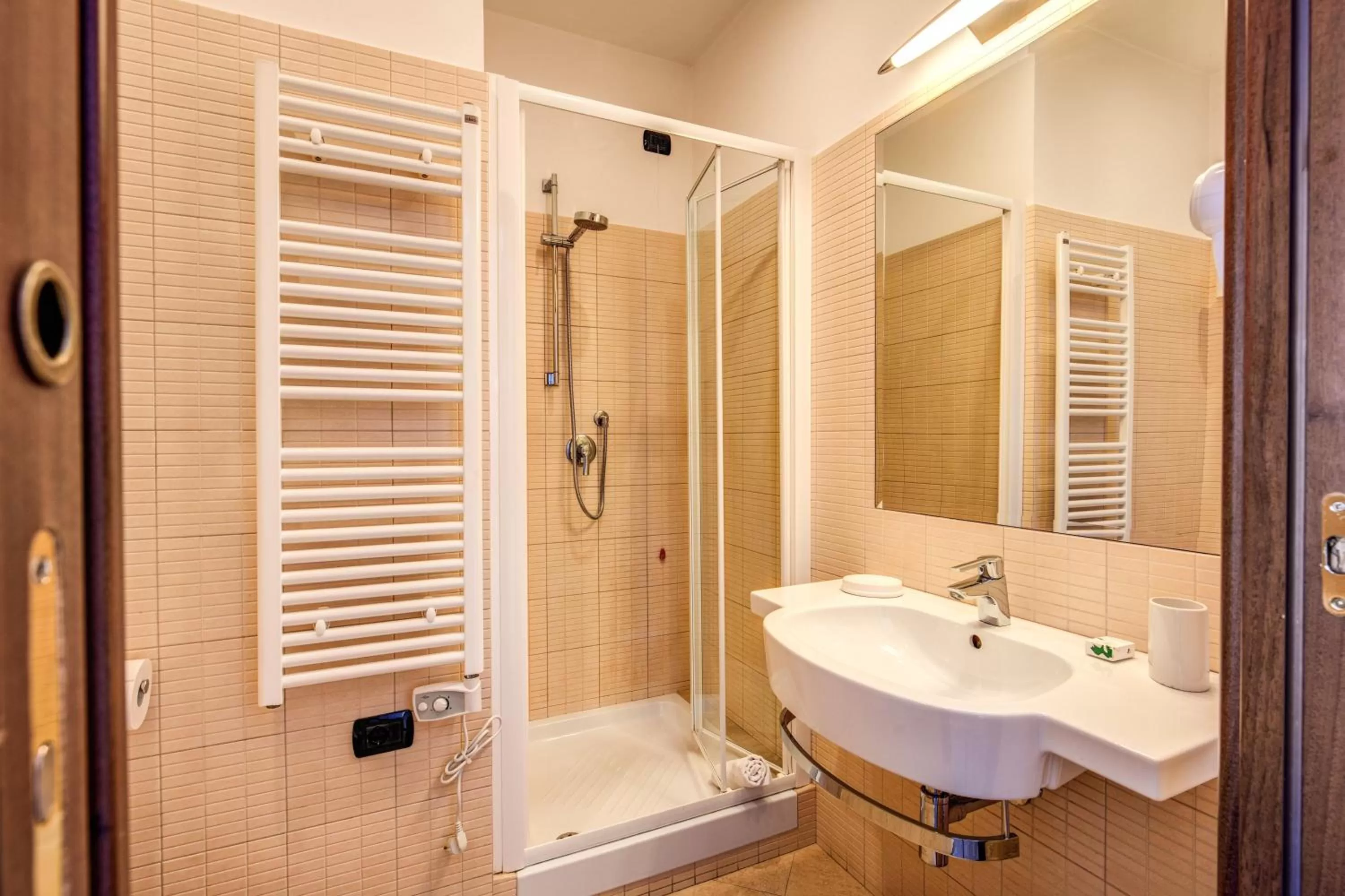 Shower in Hotel Roma Tiburtina Metro