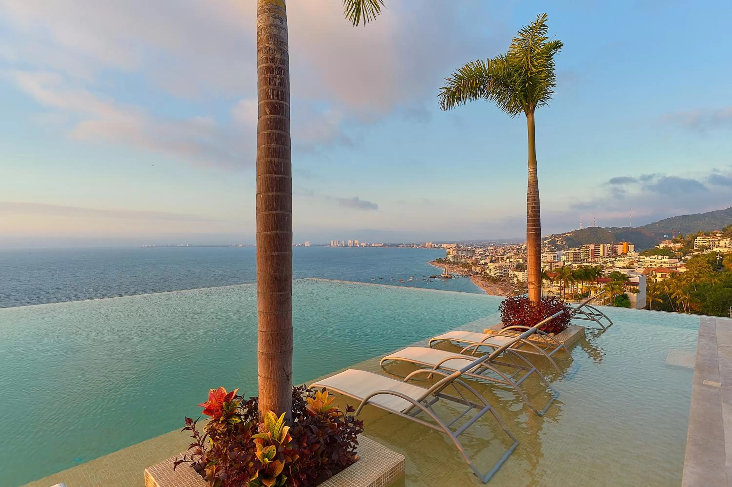 Swimming pool in Maxwell Residences at Indah