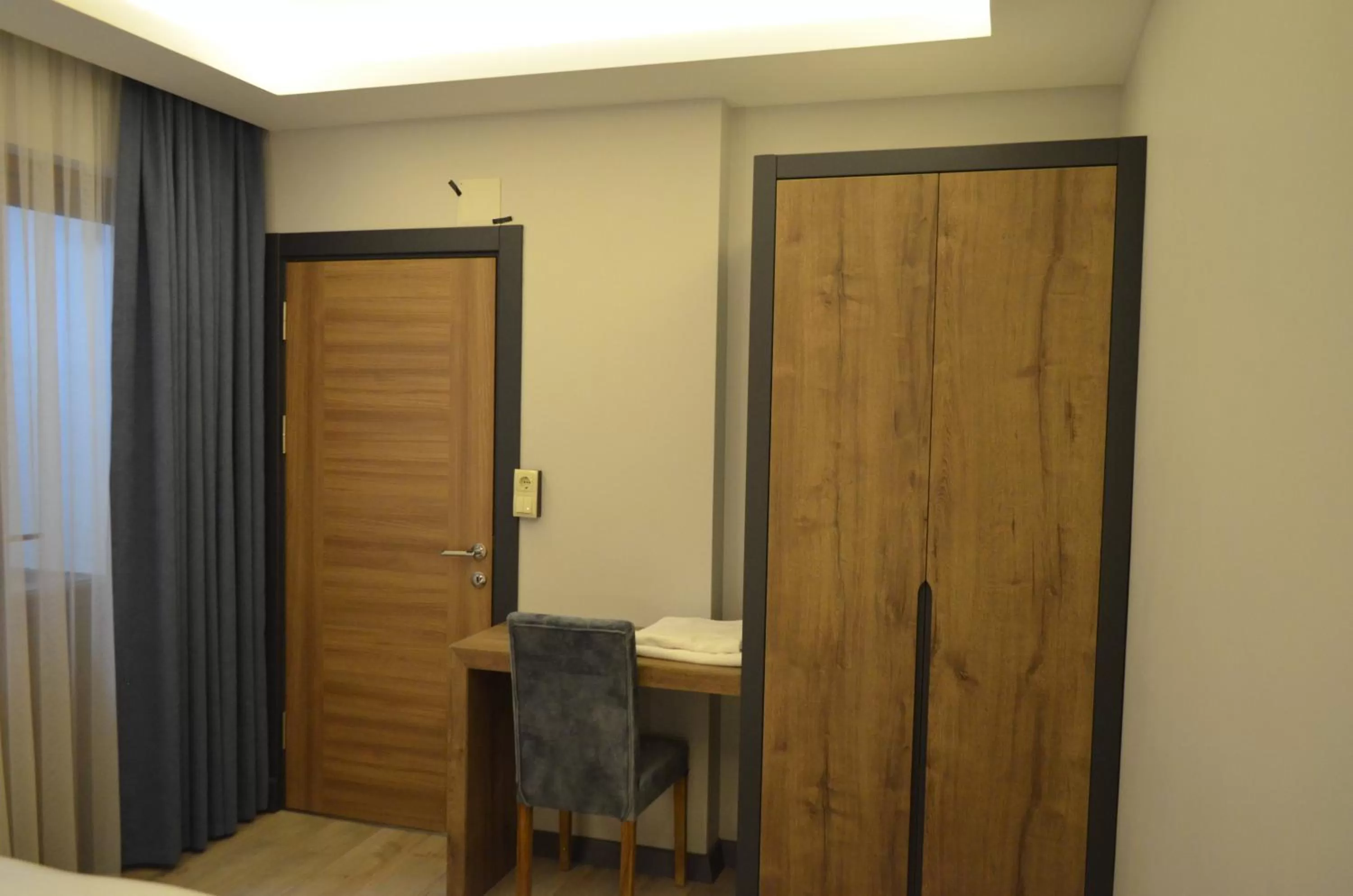 wardrobe, Bathroom in Yılmaz Suit Apartments