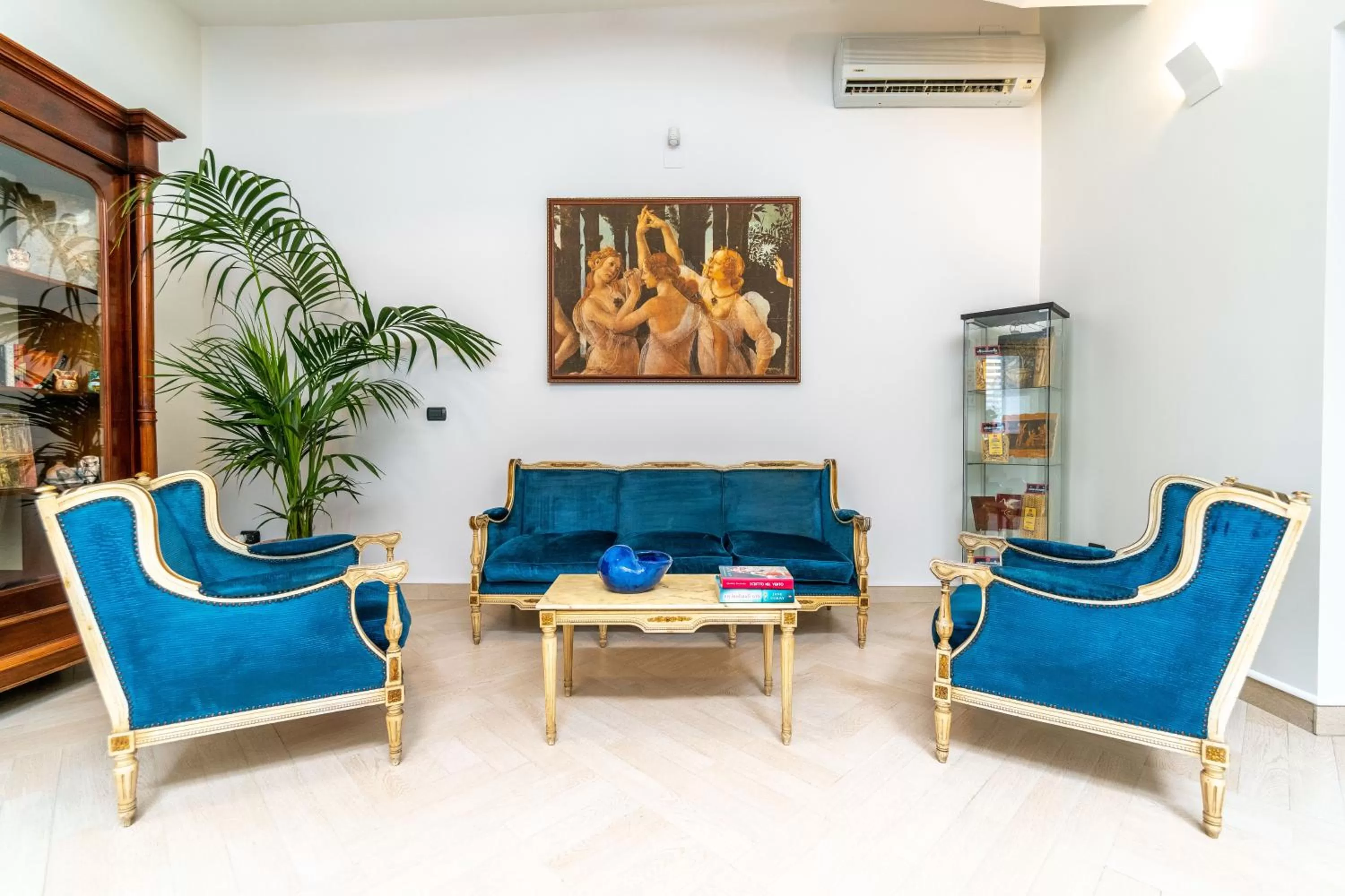 Communal lounge/ TV room in Villa Rocla guest house Pompei