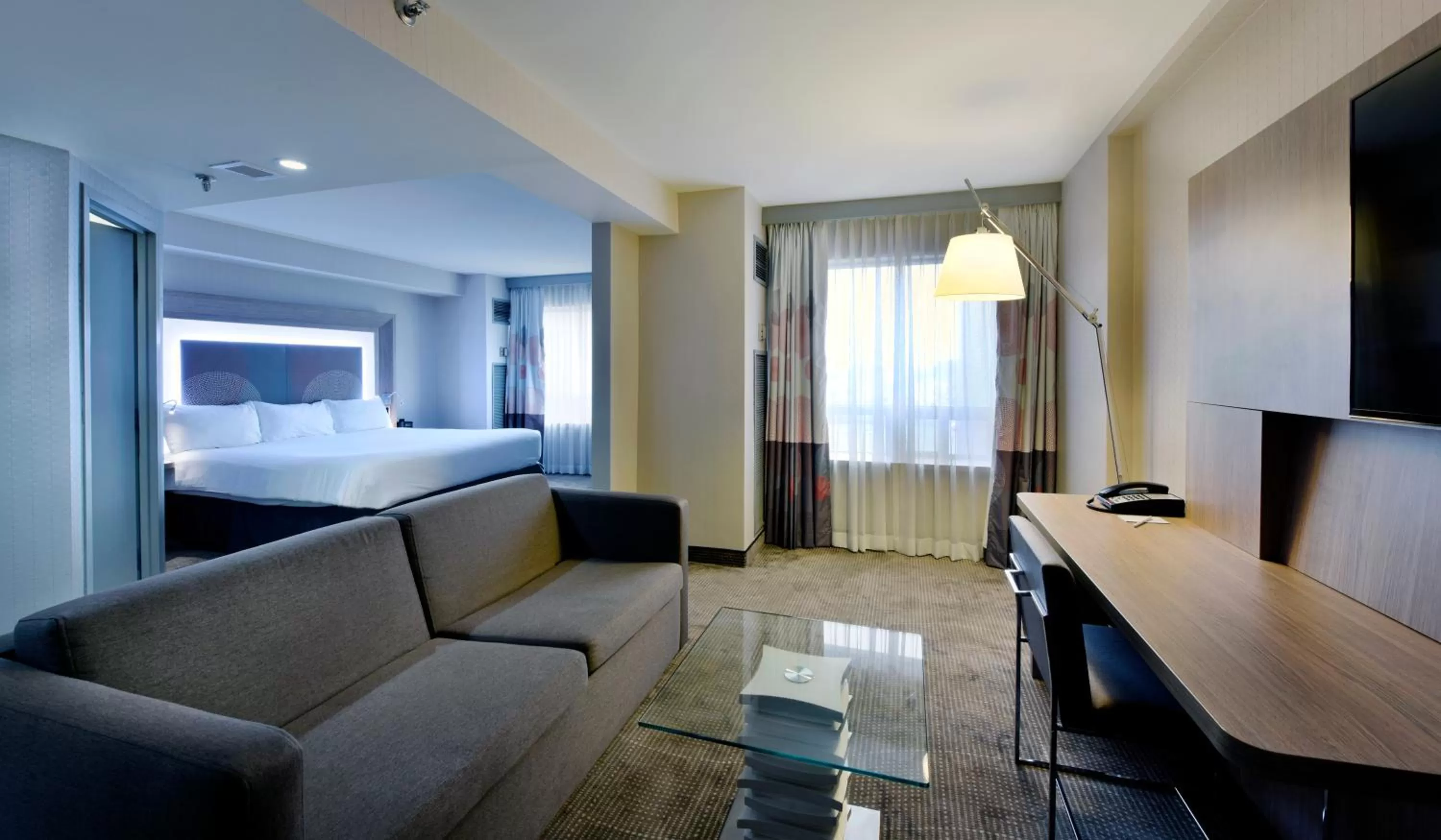 Living room, Bed in Novotel Ottawa City Centre Hotel