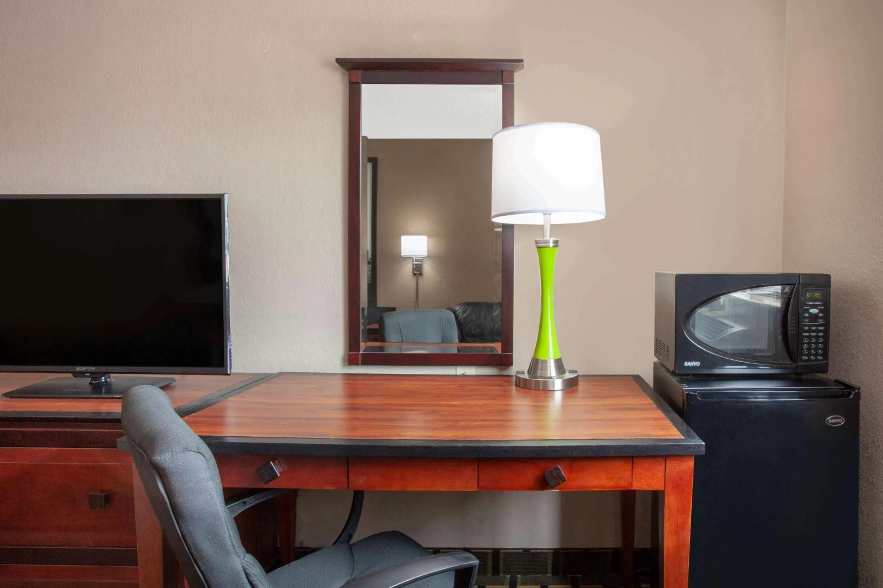 Photo of the whole room in Super 8 by Wyndham Waycross GA