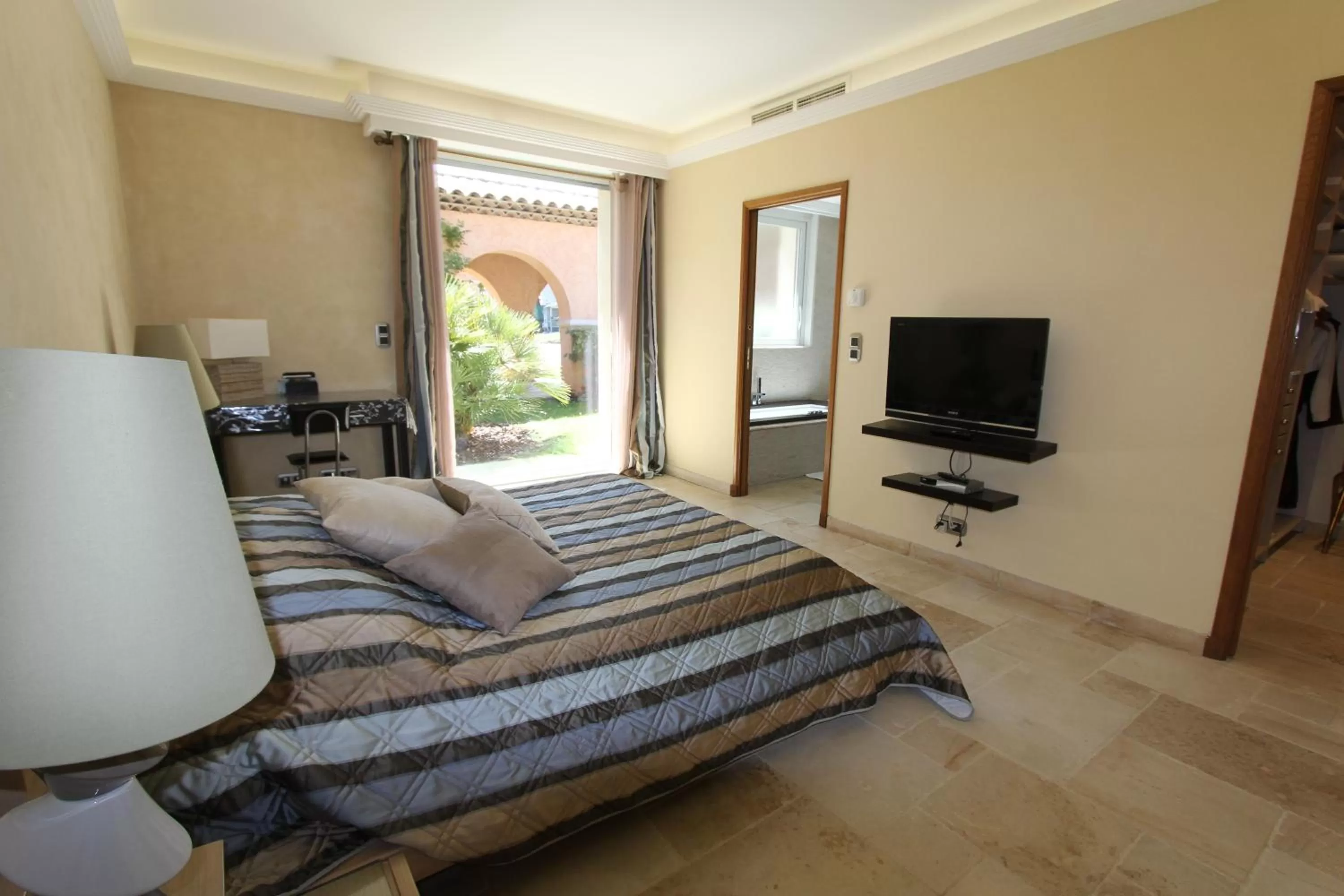 Queen Room with Spa Bath in Chambre d'hôte "HAVRE DE PAIX" Prestige jacuzzi, hammam, sauna, PISCINE Mougins Cannes Grasse